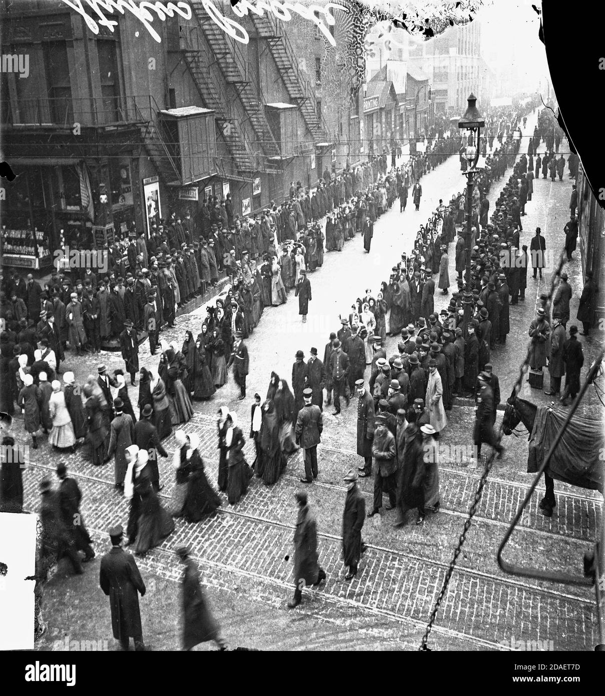 Parade von Männern und Frauen entlang des West Jackson Boulevard in Chicago, Illinois, während des Bekleidungsarbeiterstreiks. Stockfoto