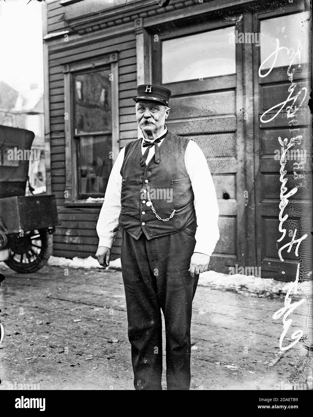 Captain Frederick Goetz, Veteran Commander von Hook and Ladder Company No. 16, vor dem Feuerwehrhaus in 62nd PL und Dorchester Ave, Chicago, Illinois. Stockfoto