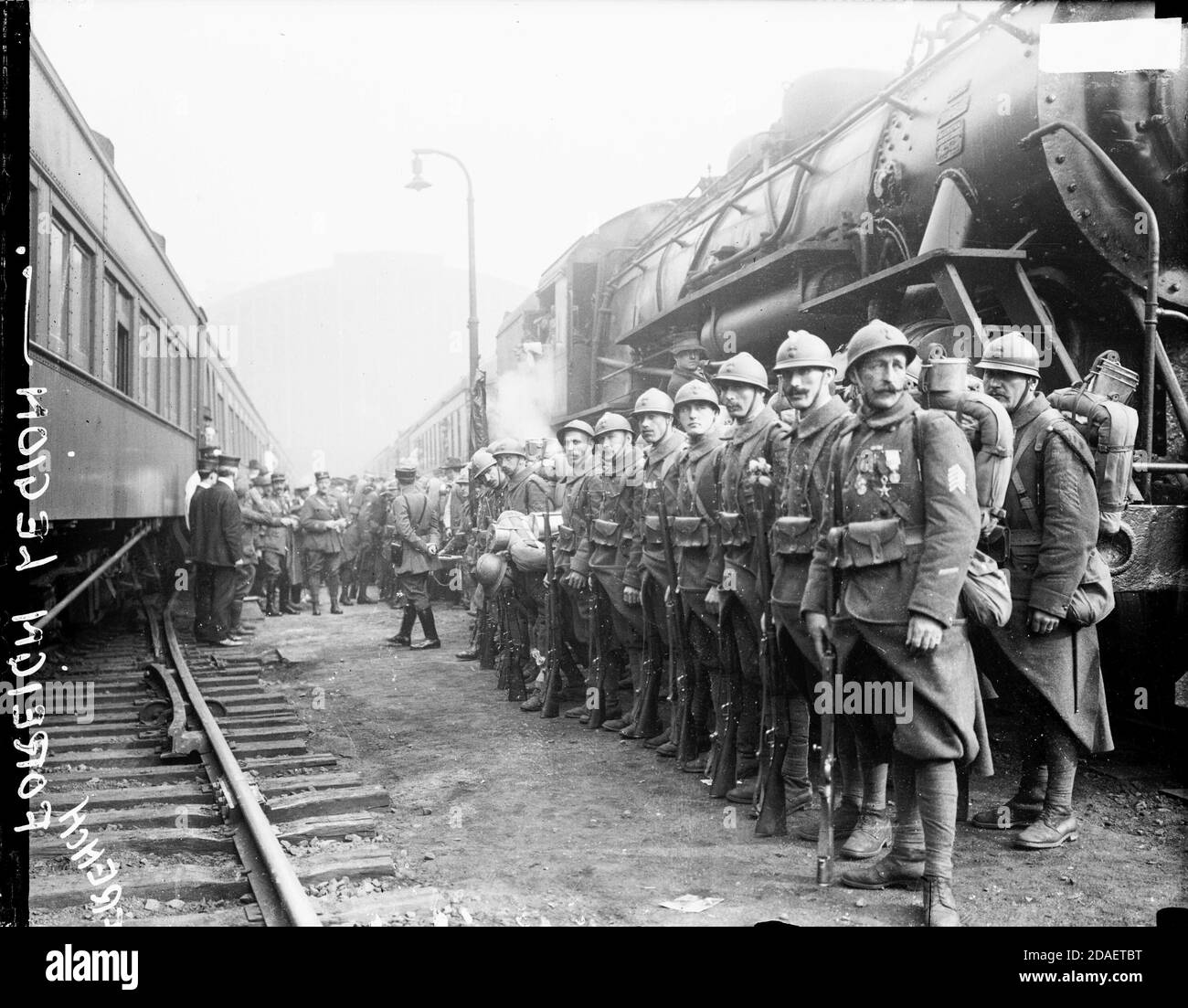Französische Fremdenlegion, mit Gewehren und Rucksäcken, steht in Reihen neben einem Zug bei ihrer Ankunft in Chicago, Illinois, 1918. Stockfoto