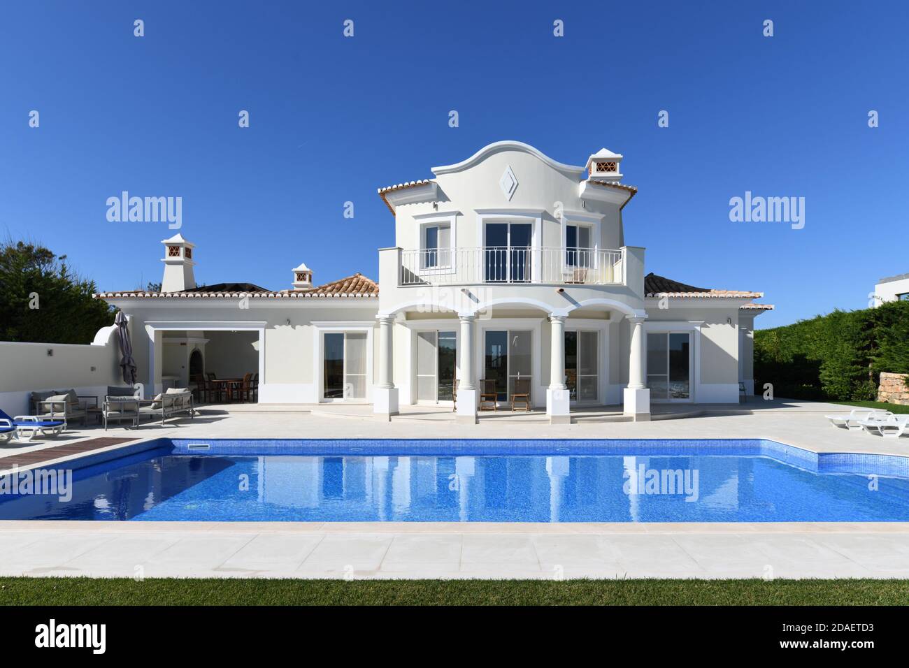 Außen von Luxus-Villa mit blauem Himmel und schön Swimmingpool Stockfoto
