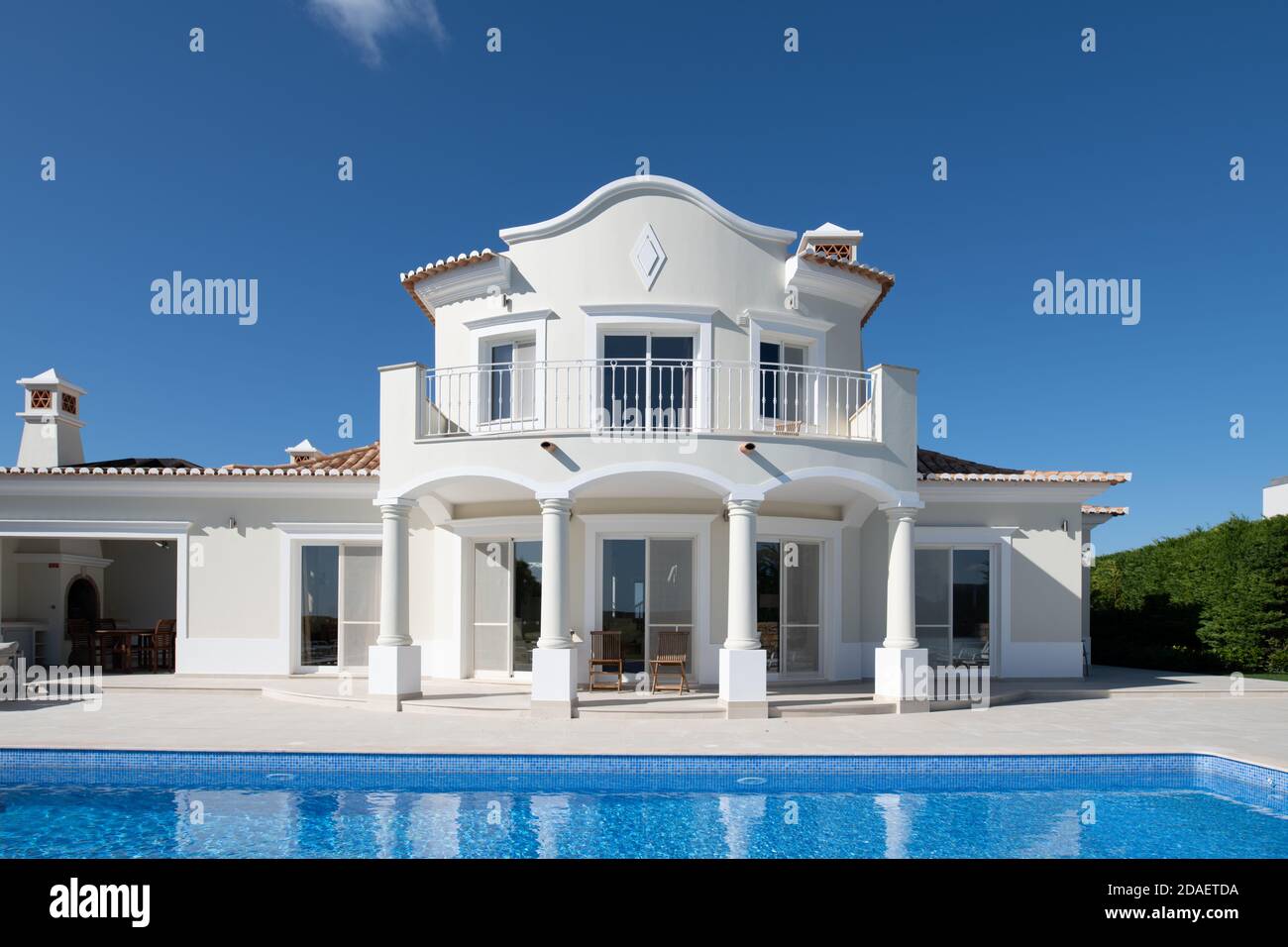 Außen von Luxus-Villa mit blauem Himmel und schön Swimmingpool Stockfoto