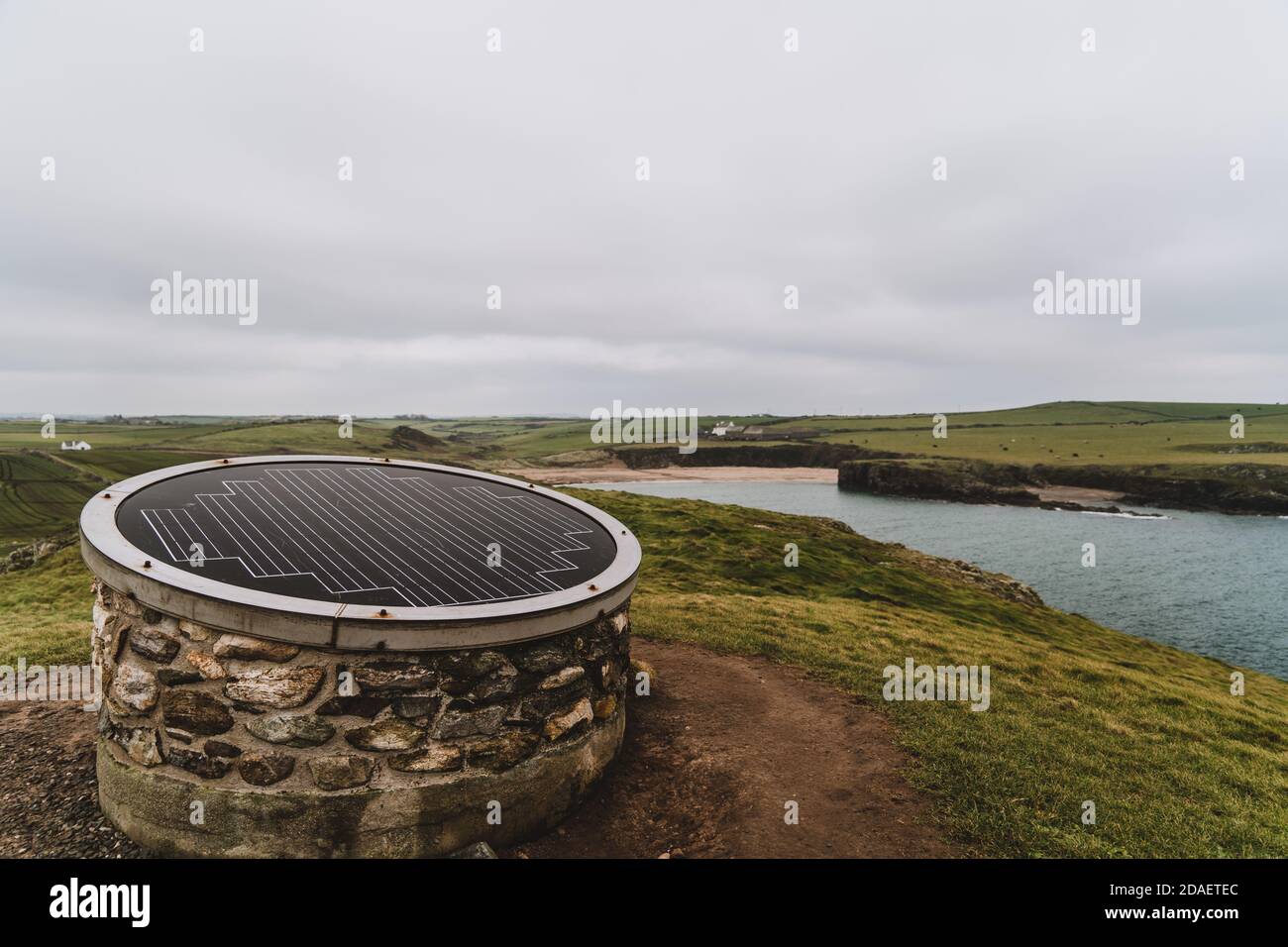 Solarpanel zur Versorgung mit erneuerbarer Elektrizität über einem Anglesey-Strand Stockfoto