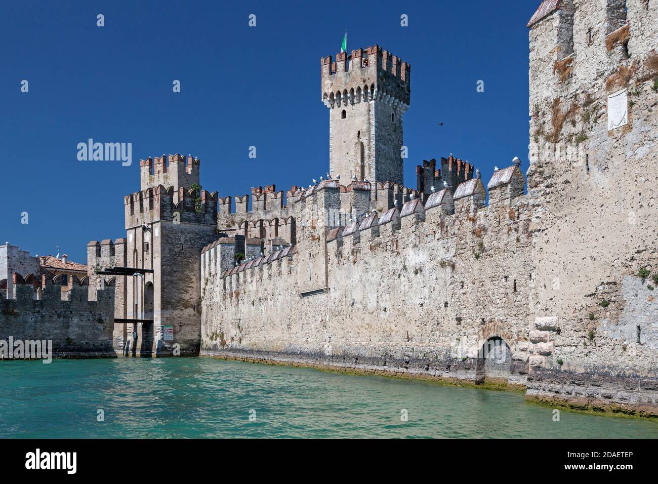 Geographie / Reisen, Italien, Lombardei, Sirmione, Gardasee, Castello Scaligero in Sirmione, Gardasee, Additional-Rights-Clearance-Info-not-available Stockfoto