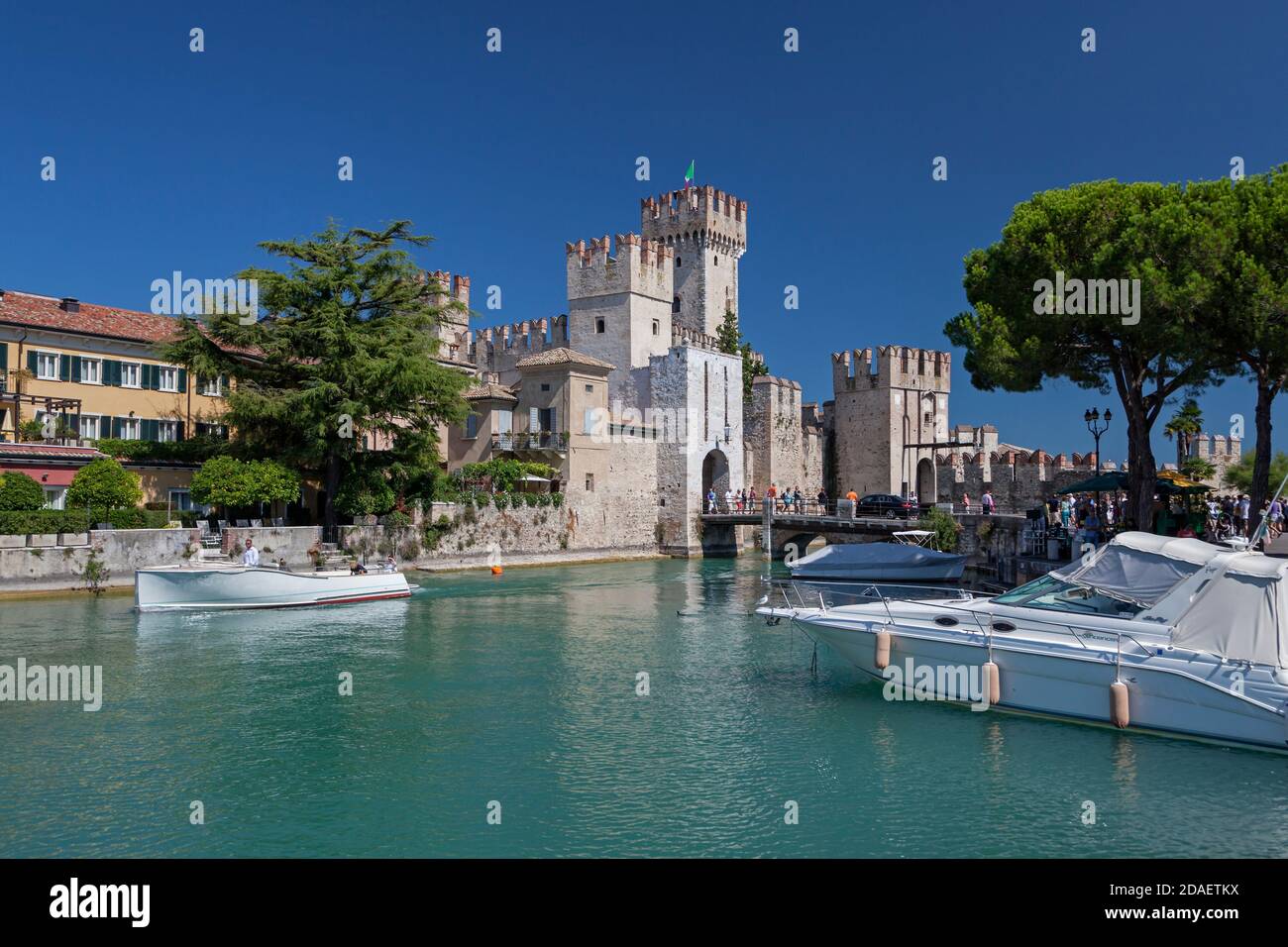 Geographie / Reisen, Italien, Lombardei, Sirmione, Gardasee, Hafen mit Castello Scaligero in Sirmione, Additional-Rights-Clearance-Info-not-available Stockfoto