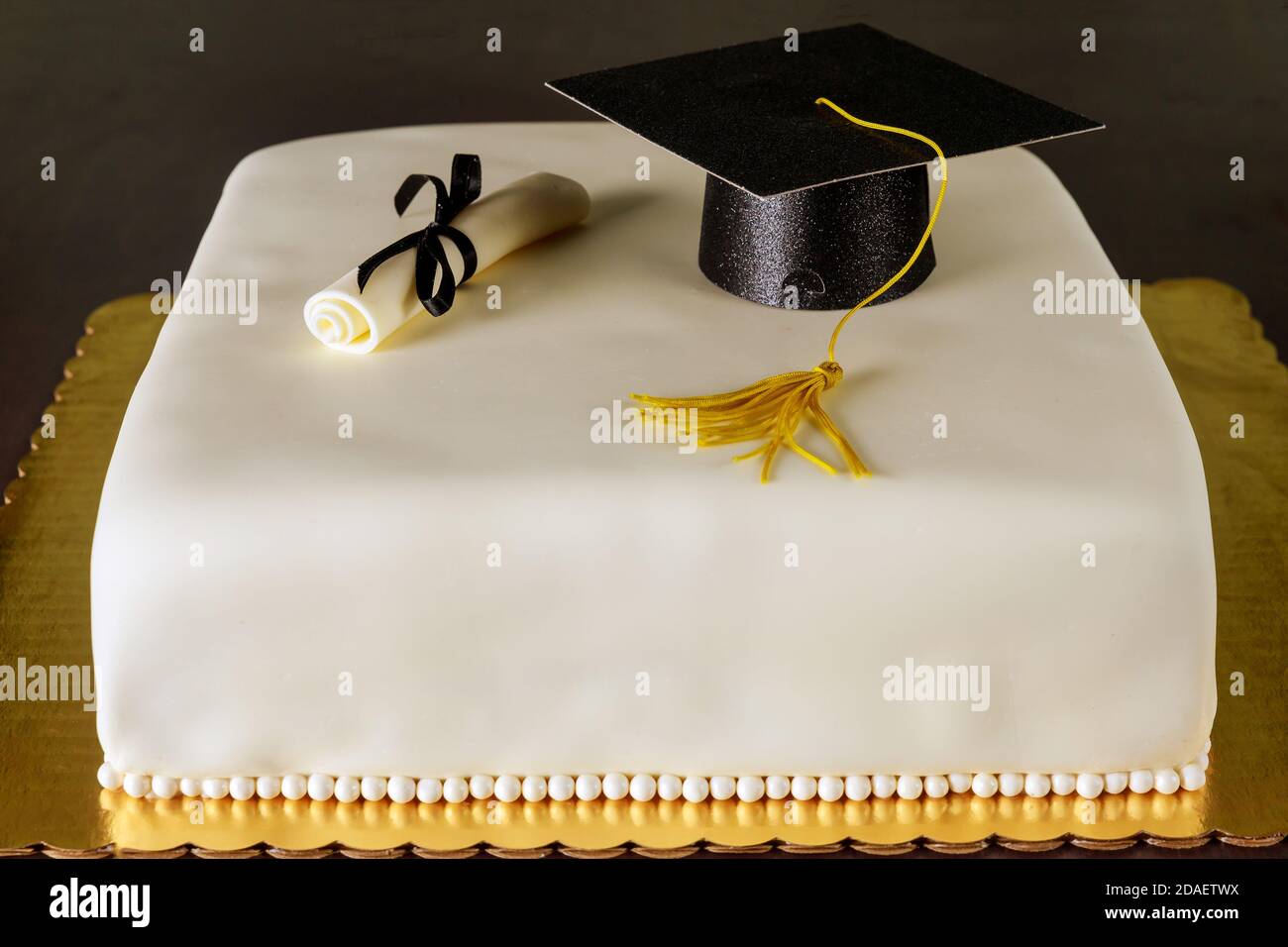Graduation Fondant Kuchen mit Hut und Diplom-Dekoration. Stockfoto