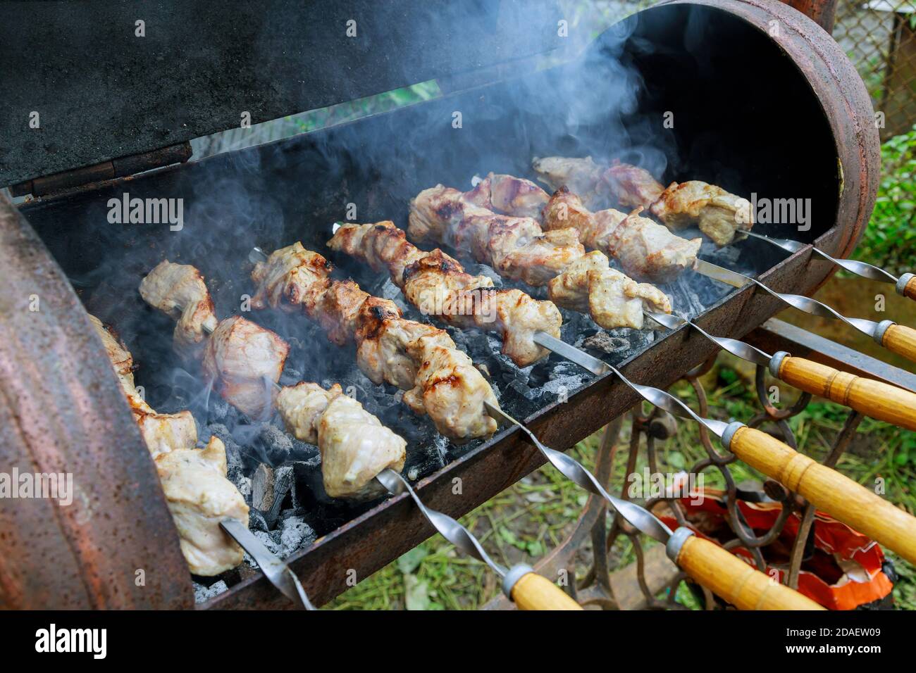 Barbecue Lammfleisch auf Holzkohlegrill auf Spieße. Stockfoto