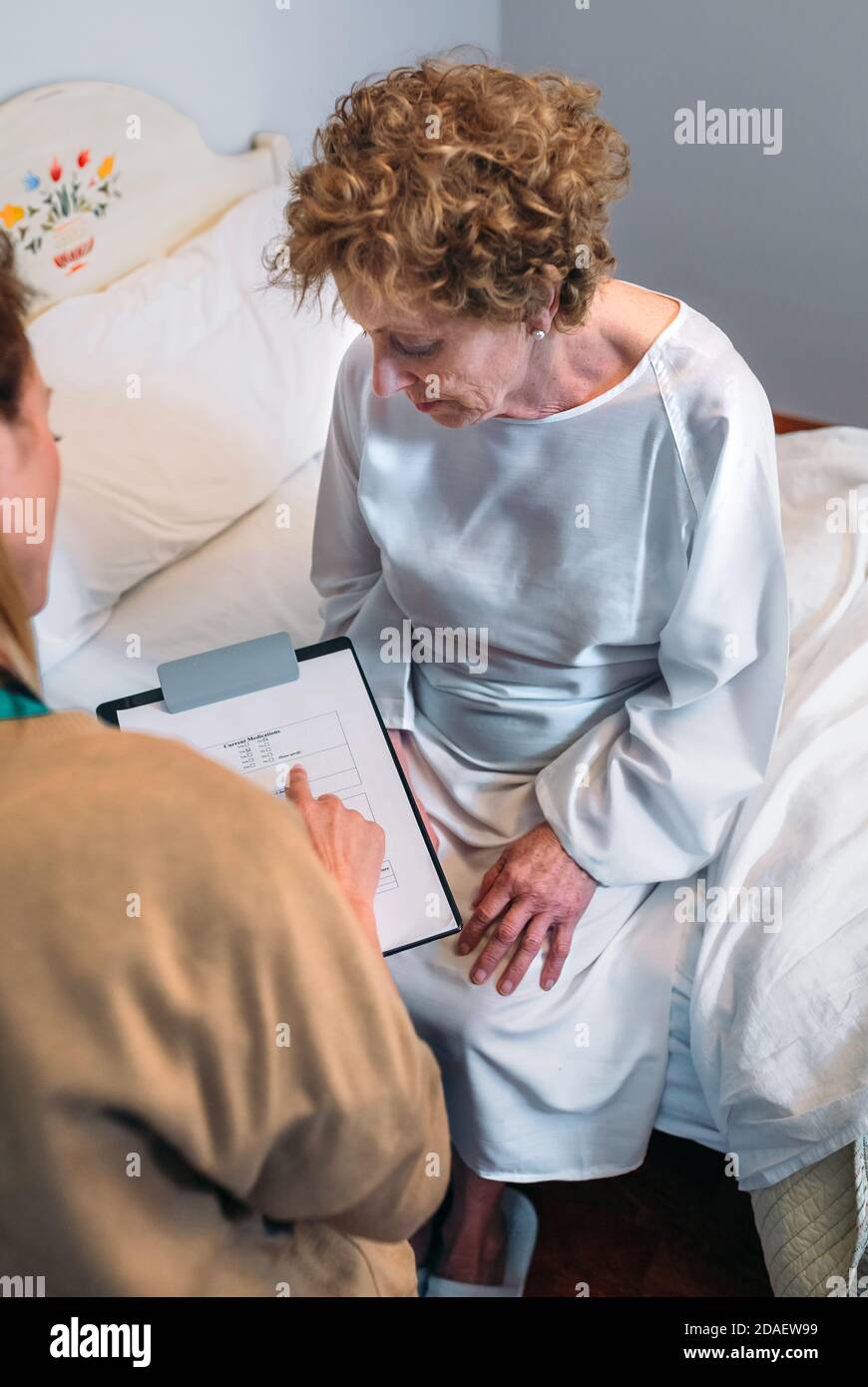 Ärztin Ausfüllen eines Fragebogens Stockfoto