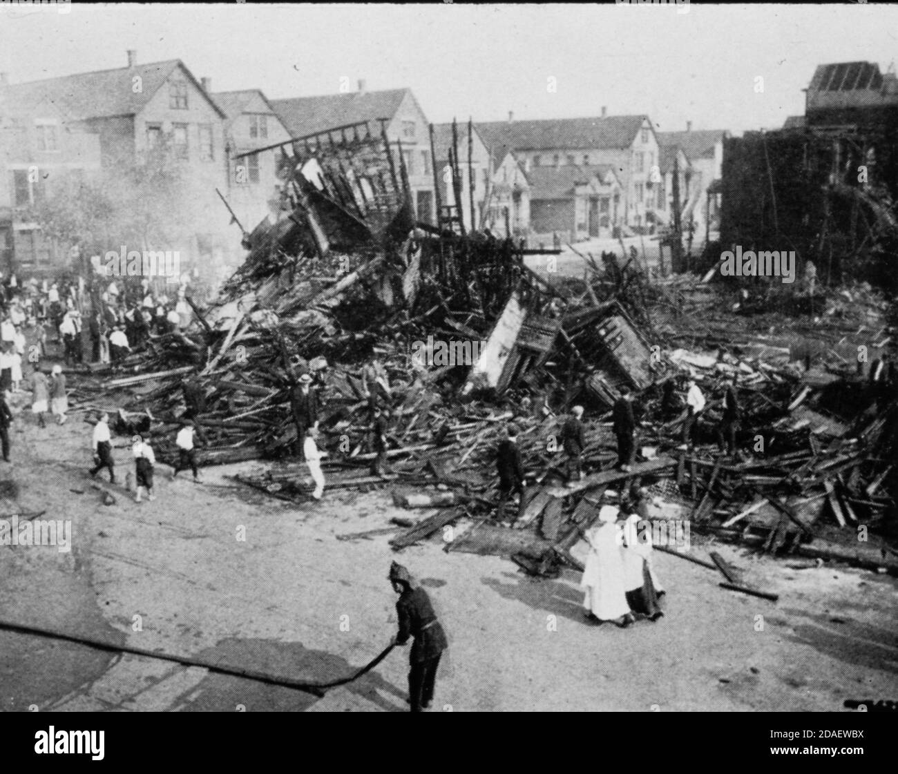 Blick auf ein Feuer in einem Einwandererviertel während eines Rennens Aufruhr, Chicago, Illinois. Stockfoto