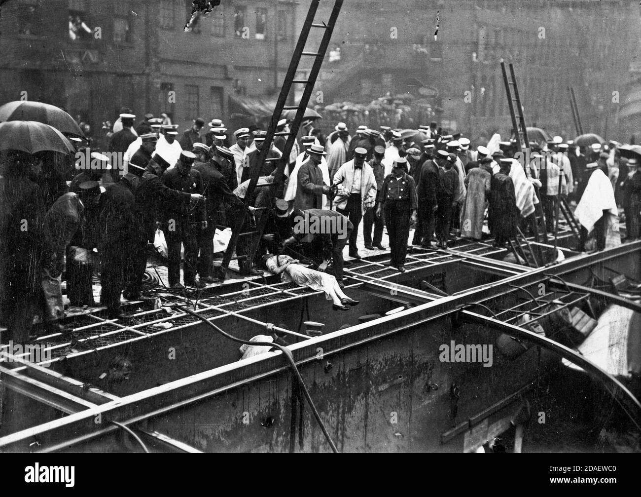 Weibliches Opfer, das während der Eastland-Katastrophe, Chicago, Illinois, vom 24. Juli 1915, unter Deck gezogen wurde. Stockfoto