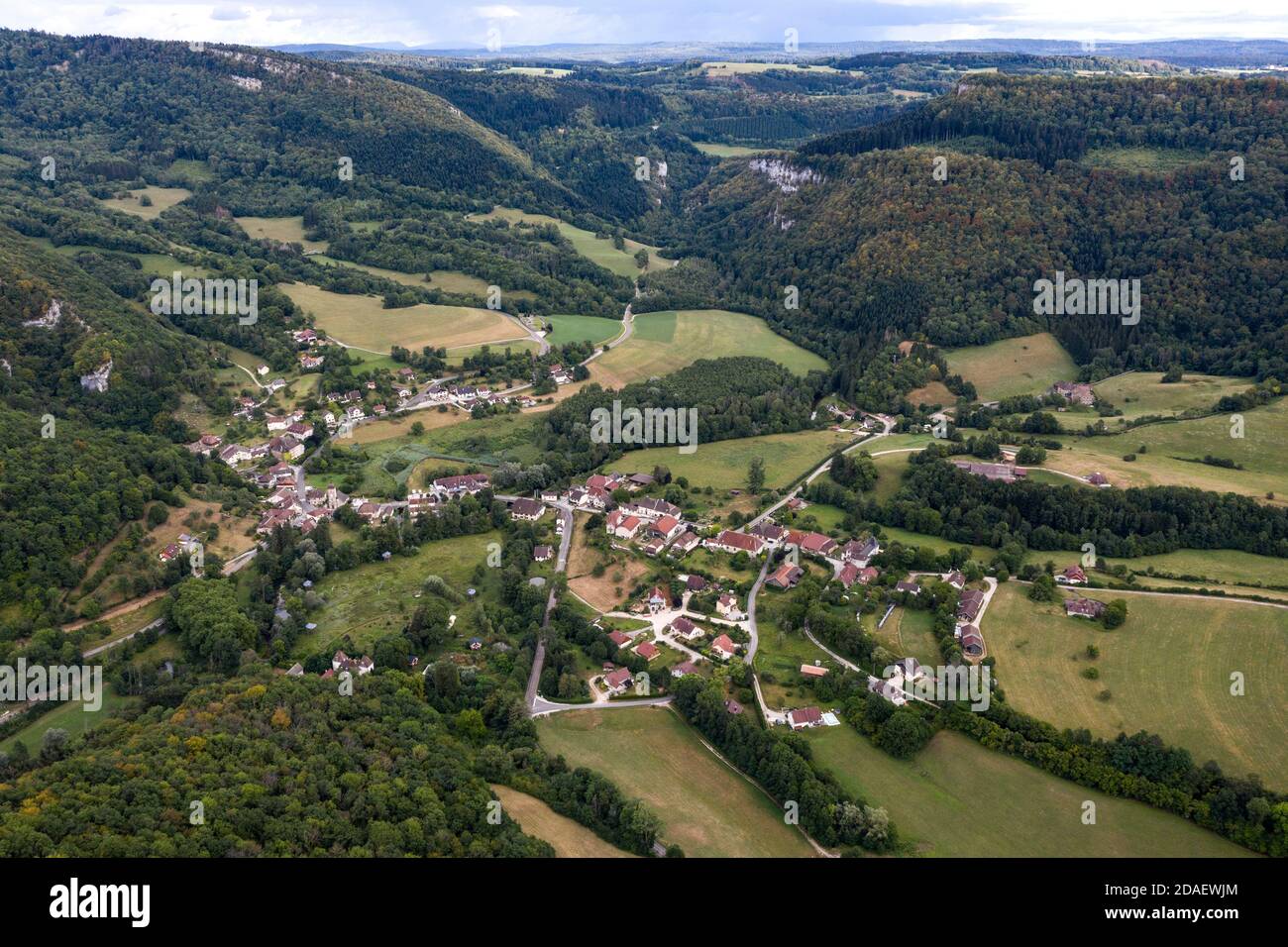 Nans-Sous-Sainte-Anne, Frankreich, 3. August 2020 - Luftbild des Dorfes in Doubs von Nans-Sous-Sainte-Anne. In der Nähe der Lison-Quelle Stockfoto