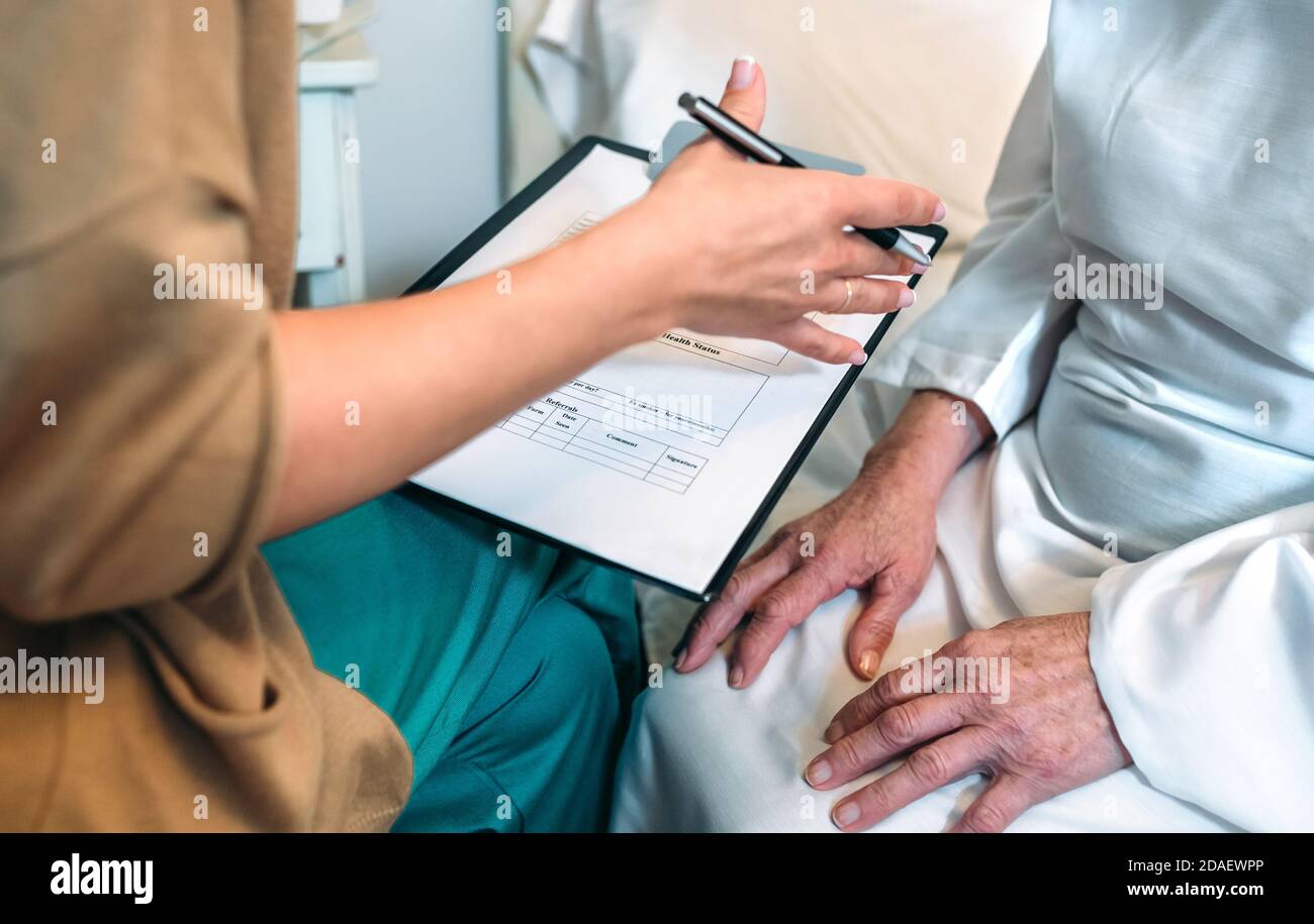 Ärztin Ausfüllen eines Fragebogens Stockfoto