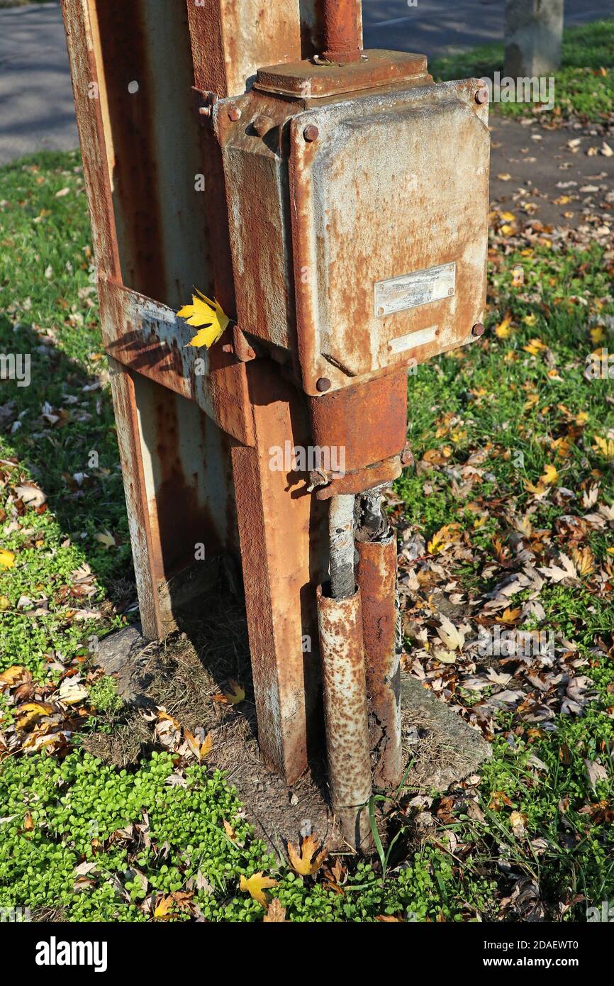 Alte rostige Strommast im Freien Stockfoto
