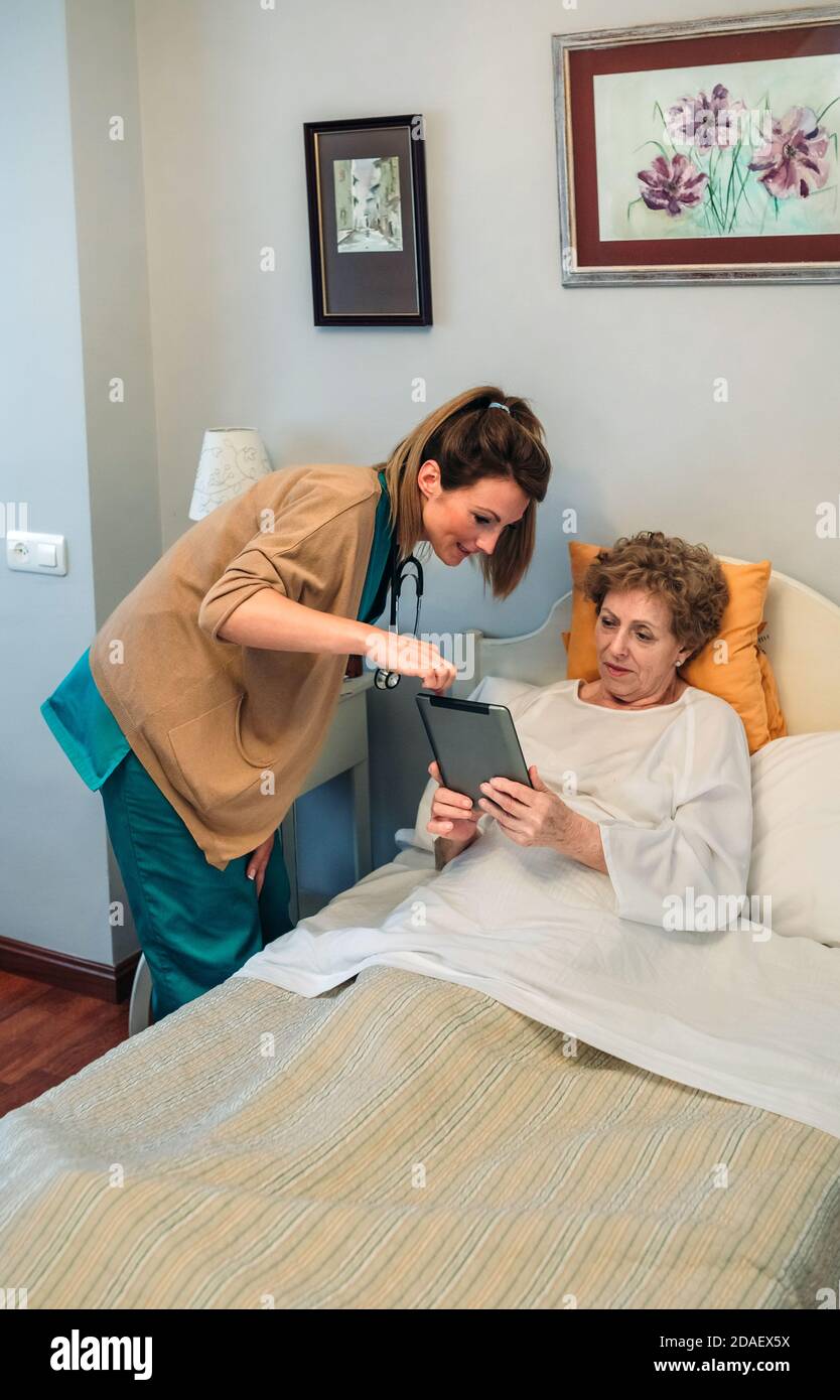 Ärztin zeigt Ergebnisse eines medizinischen Tests auf dem Tablet Stockfoto