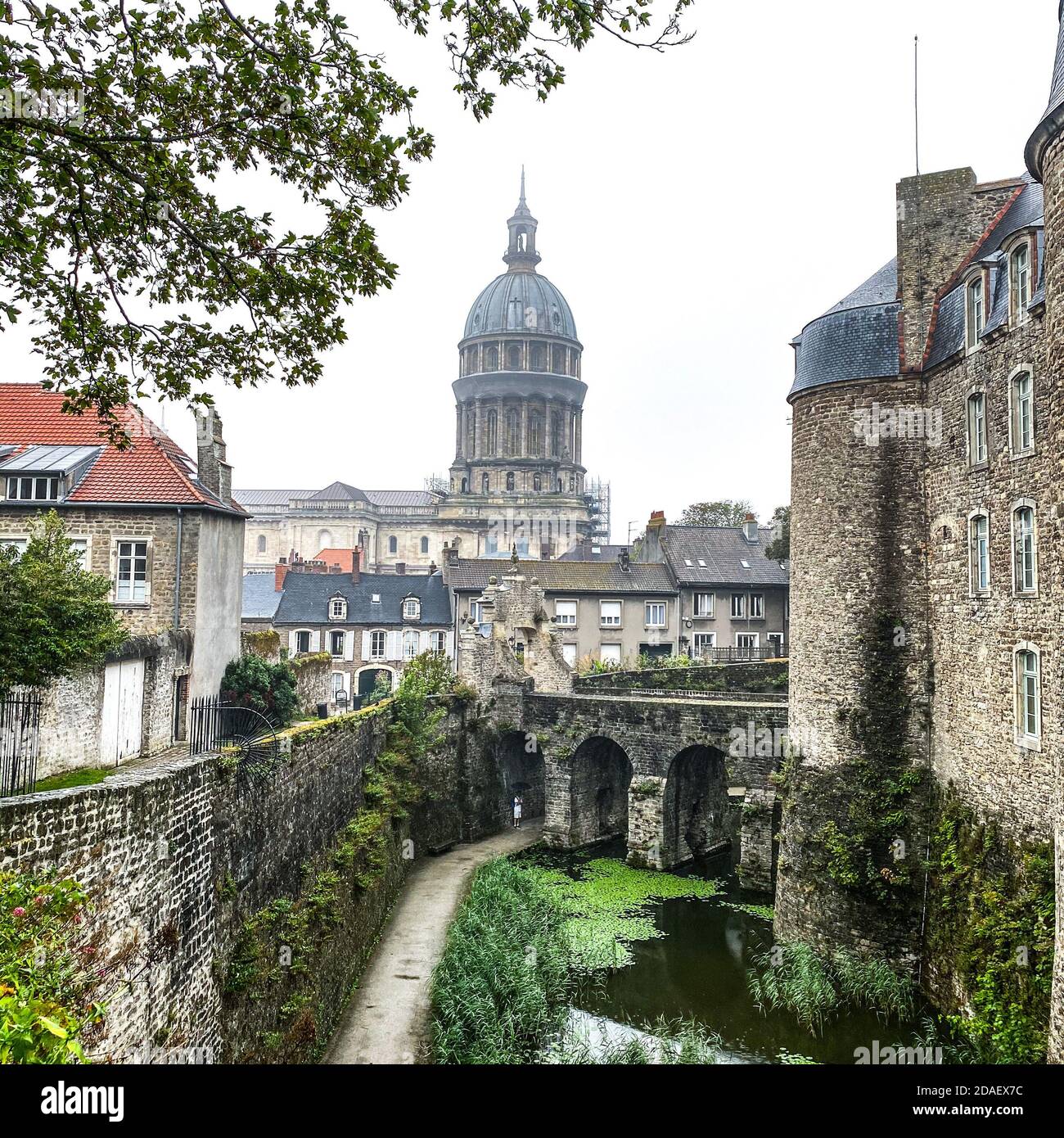 Basilika unserer Lieben Frau von der Unbefleckten Empfängnis in der befestigten Stadt Boulogne-sur-Mer, Schloss im Vordergrund. Wolkiger und regnerischer Tag mit Unkenntlichkeit Stockfoto