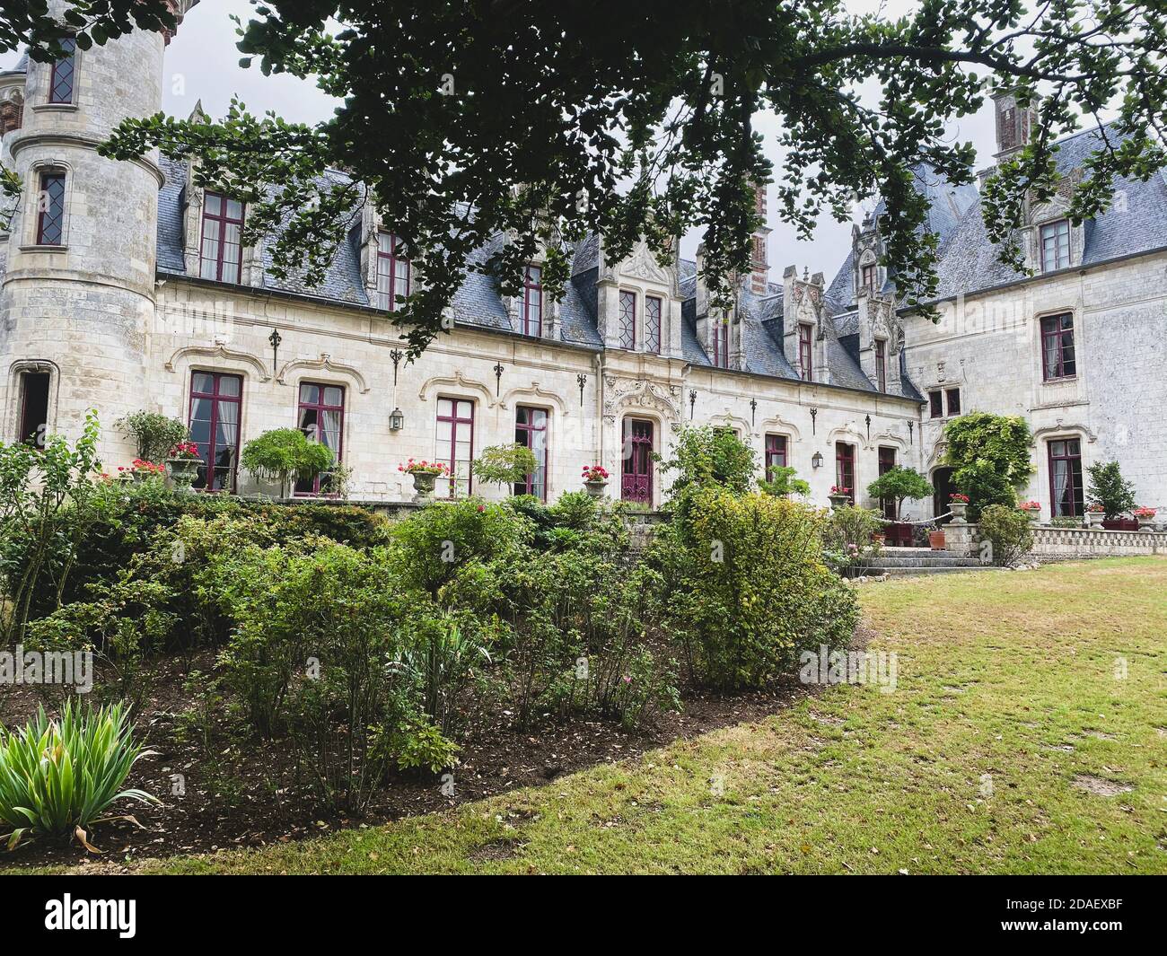 Prestigeträchtige neugotische Burg von Regniere-Ecluse im Departement Somme in Frankreich, in der picardie Stockfoto