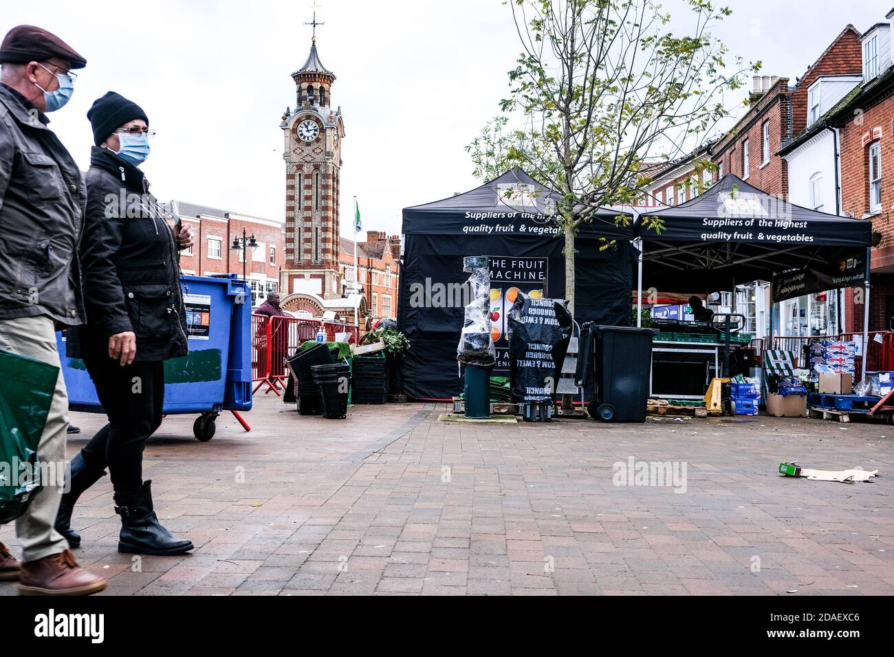 London UK, November 12 2020, Senior man and Woman Shopping Tragen von Schutzbelägen während der UK Lockdown Stockfoto