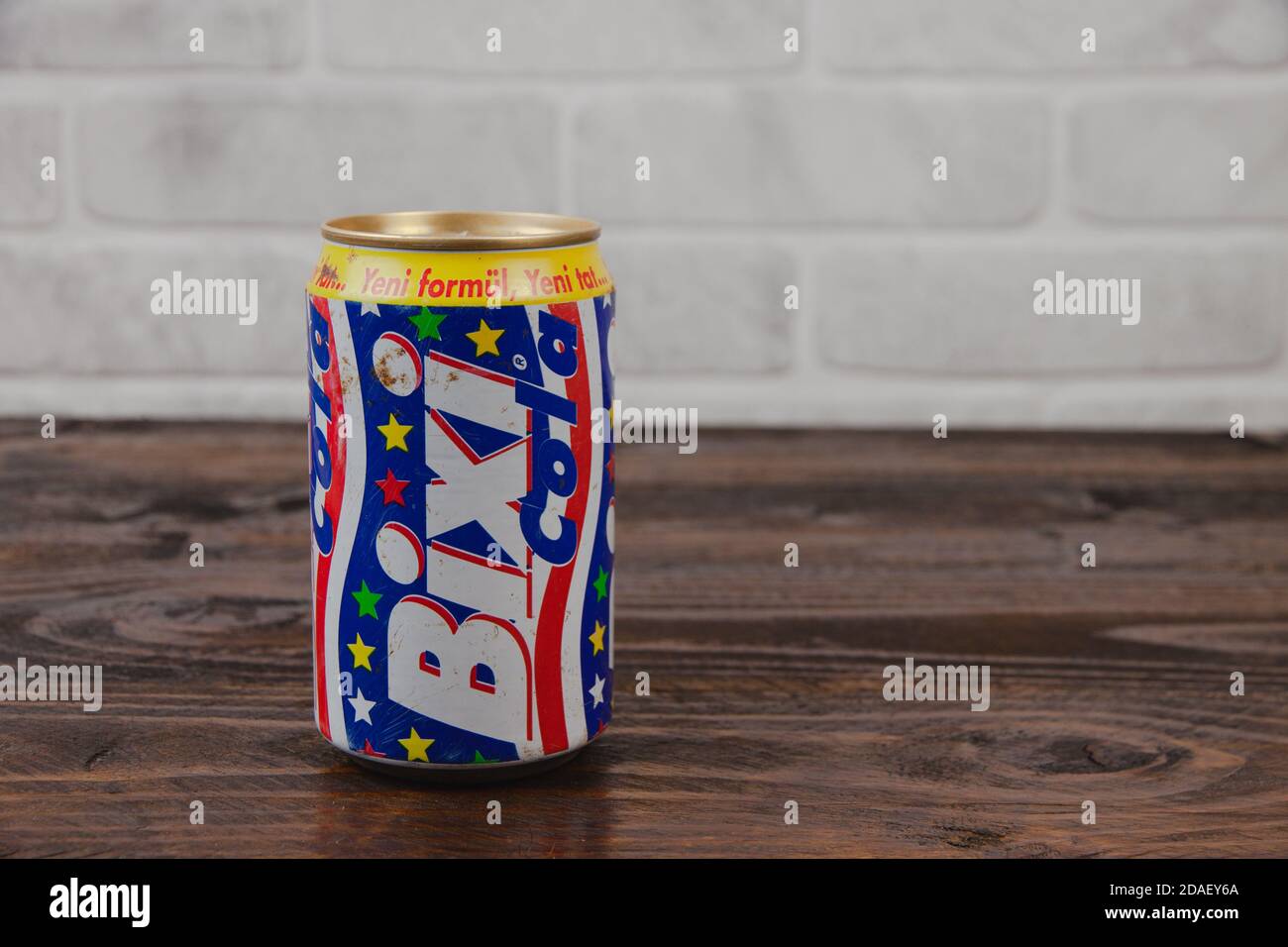 Eine alte AluminiumDose von Bixi Cola Softdrink dagegen Die Ziegelmauer Stockfoto