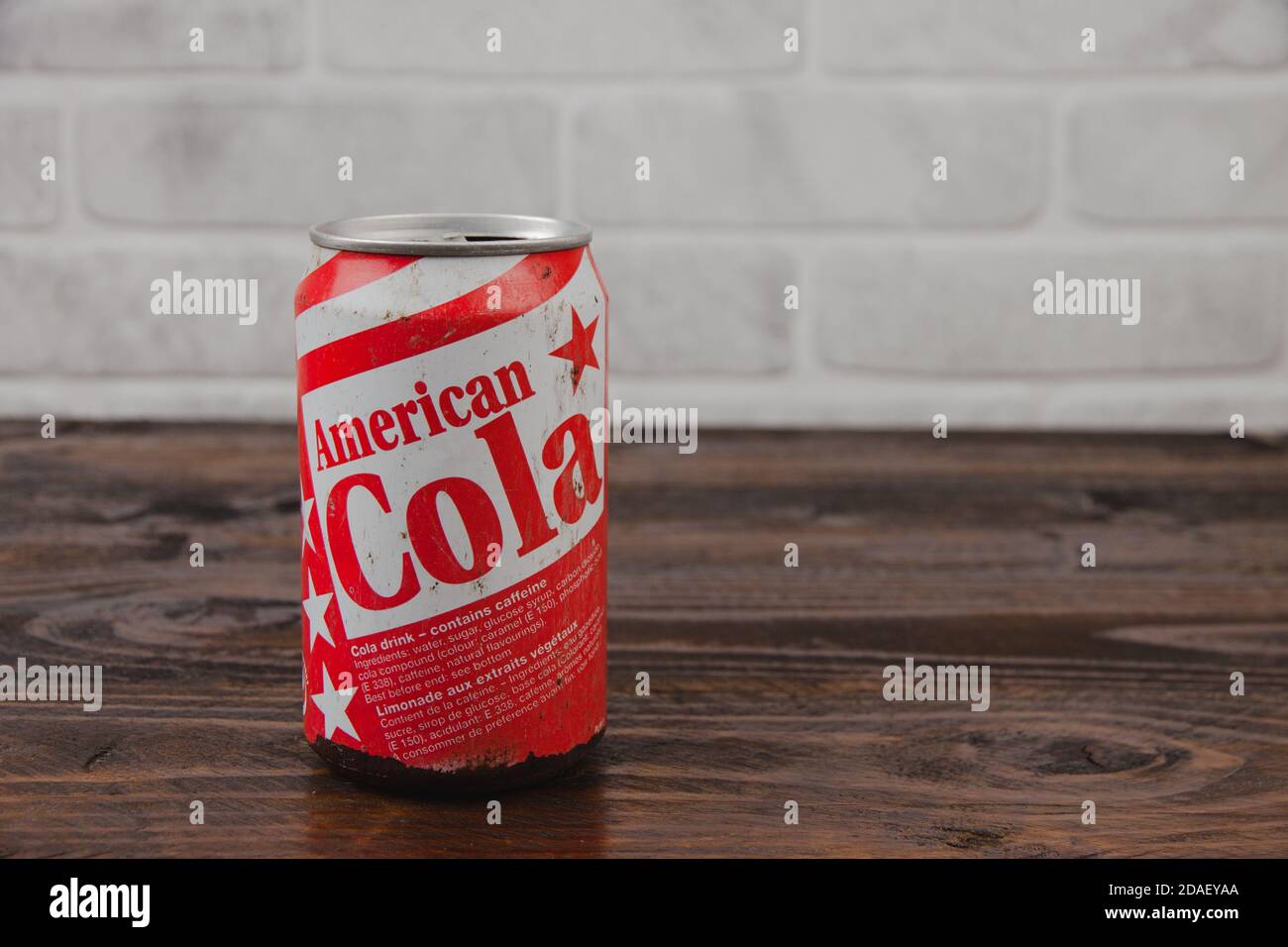 Eine Vintage-Aluminium-Dose von American Cola Softdrink gegen Der Ziegel Wal Stockfoto