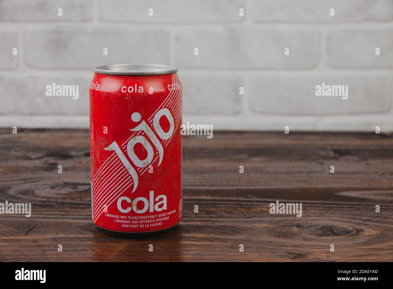 Eine Vintage-Aluminium-Dose von Jojo Cola Softdrink gegen Der Ziegel Wal Stockfoto