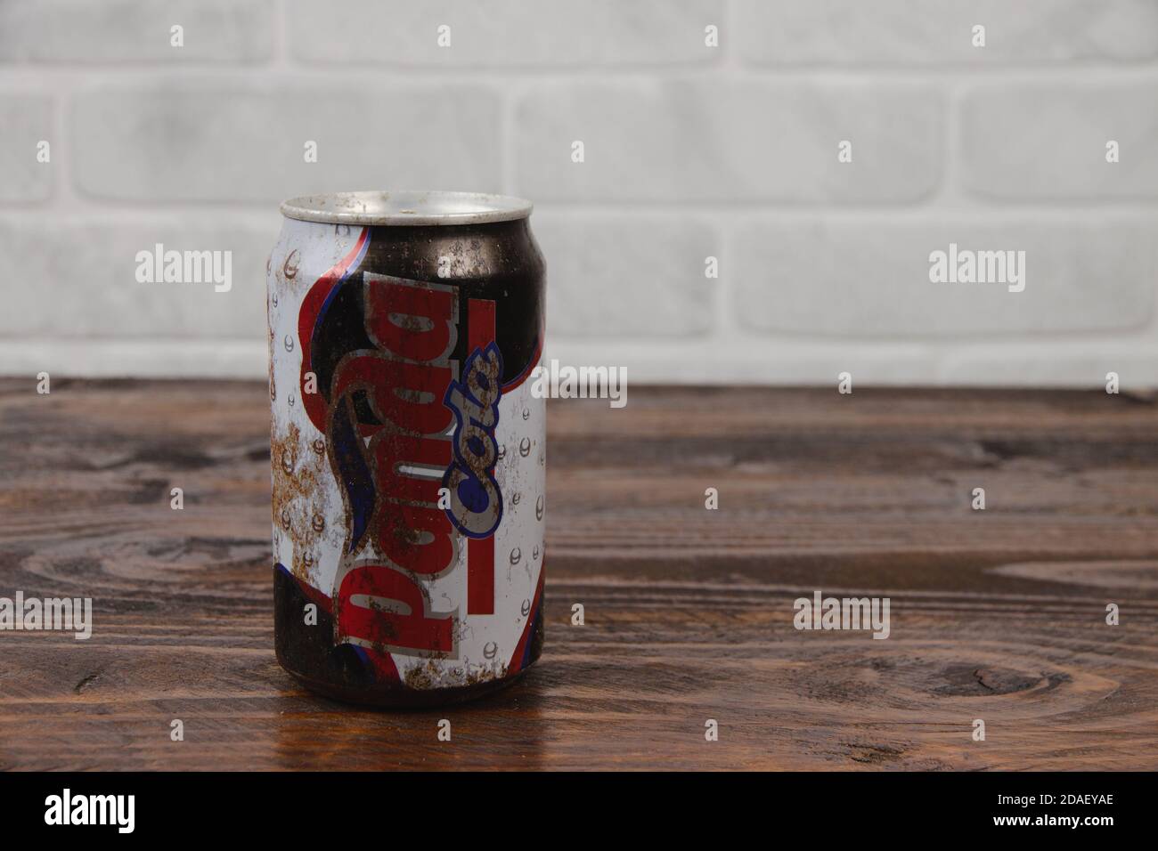 Eine Vintage Aluminium Dose von Panda Cola Softdrink gegen Der Ziegel Wal Stockfoto