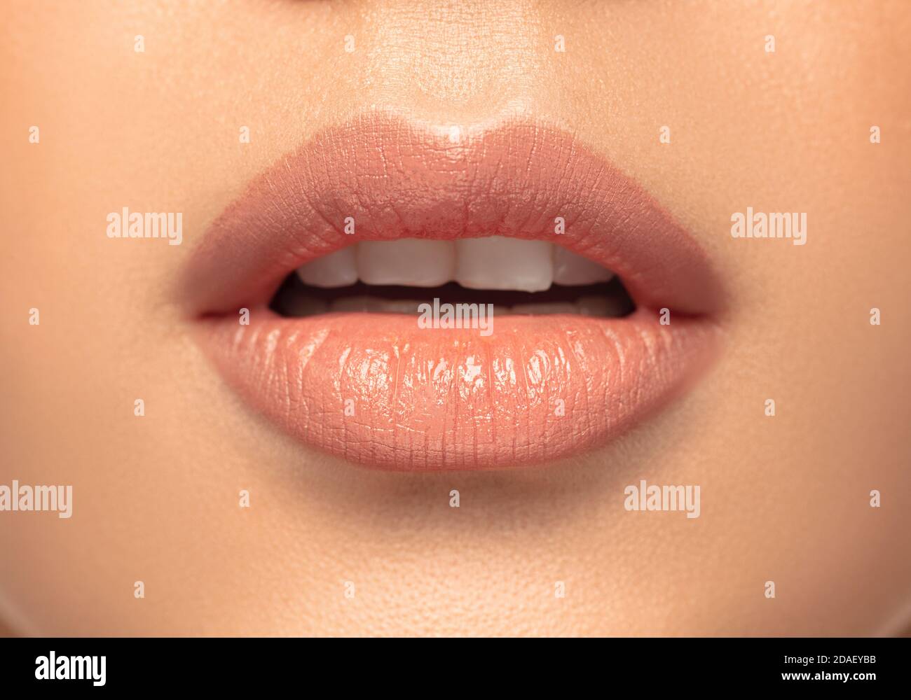 Lippen, Lächeln. Nahaufnahme Porträt der schönen jungen Frau auf Studio ... Lippen, Lächeln. Nahaufnahme Porträt der schönen jungen Frau auf Studio ...