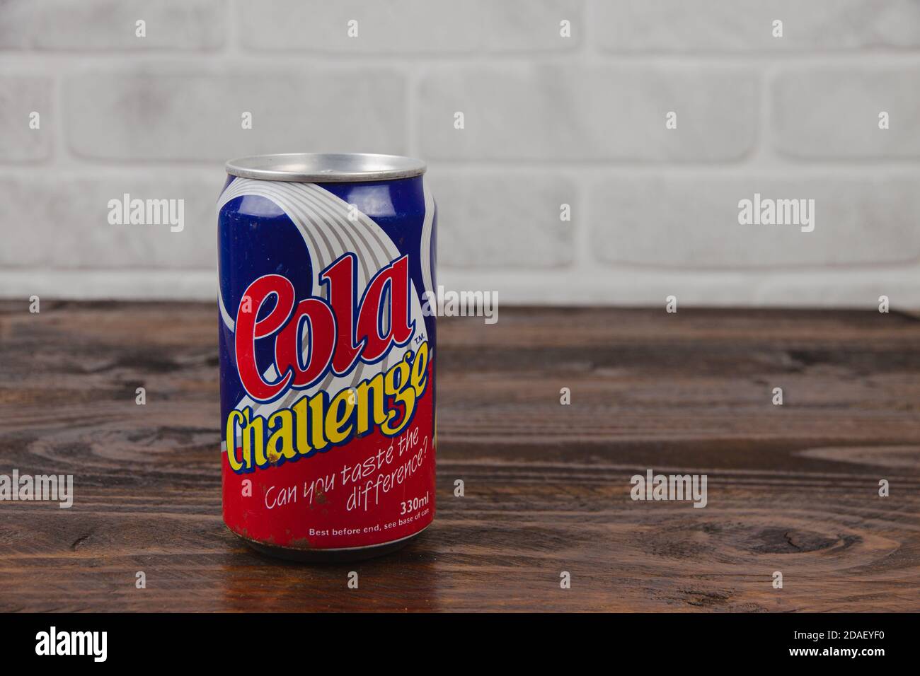 Eine Vintage-Aluminium-Dose von Cola Challenge Softdrink gegen Der Ziegel Wal Stockfoto