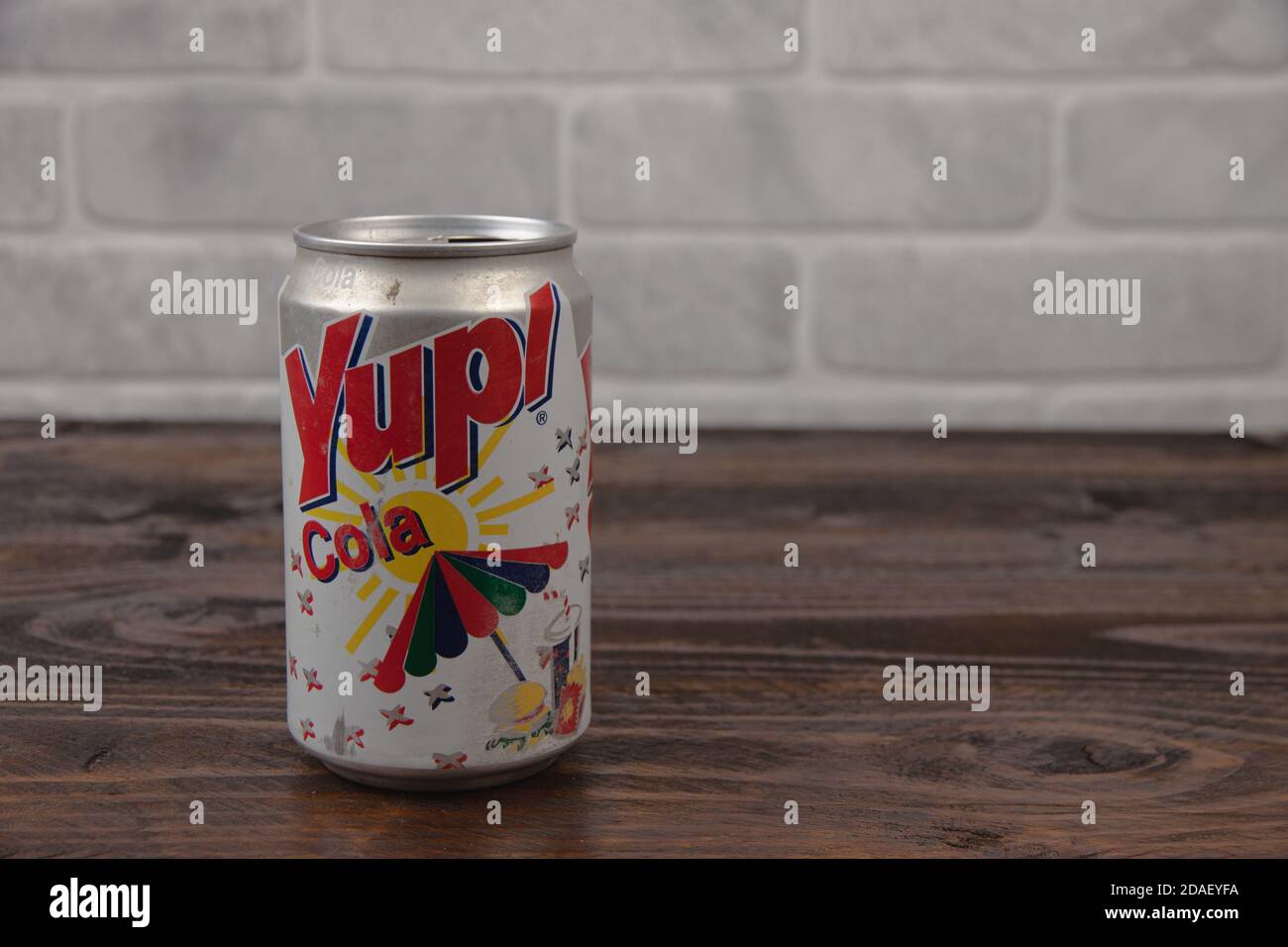 Eine Vintage Aluminium Dose von Yupi Cola Softdrink gegen Der Ziegel Wal Stockfoto