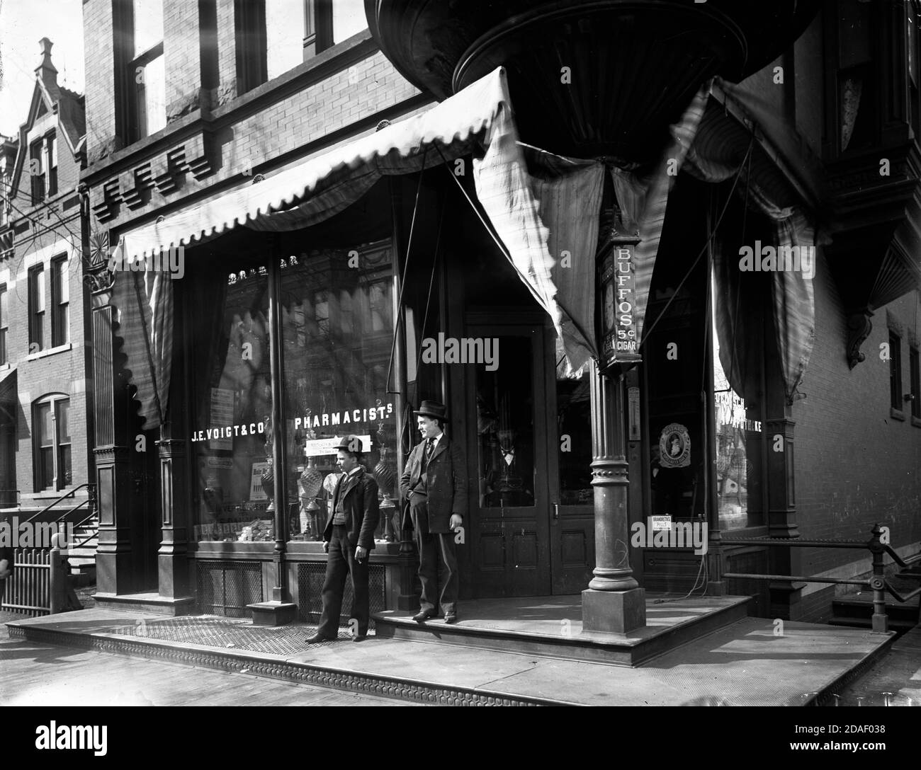 J. E. Voigt & Company Apotheke, befindet sich in 156 Center Street, Chicago, Illinois, ca. 1895. Centre Street wurde später in Armitage Avenue umbenannt. Stockfoto