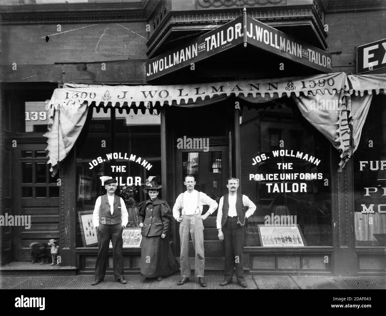 Nicht identifizierte Personen, die außerhalb von Joseph Wollmann stehen, einem Schneidergeschäft in der North Clark Street 1390, Chicago, Illinois, um 1895. Stockfoto