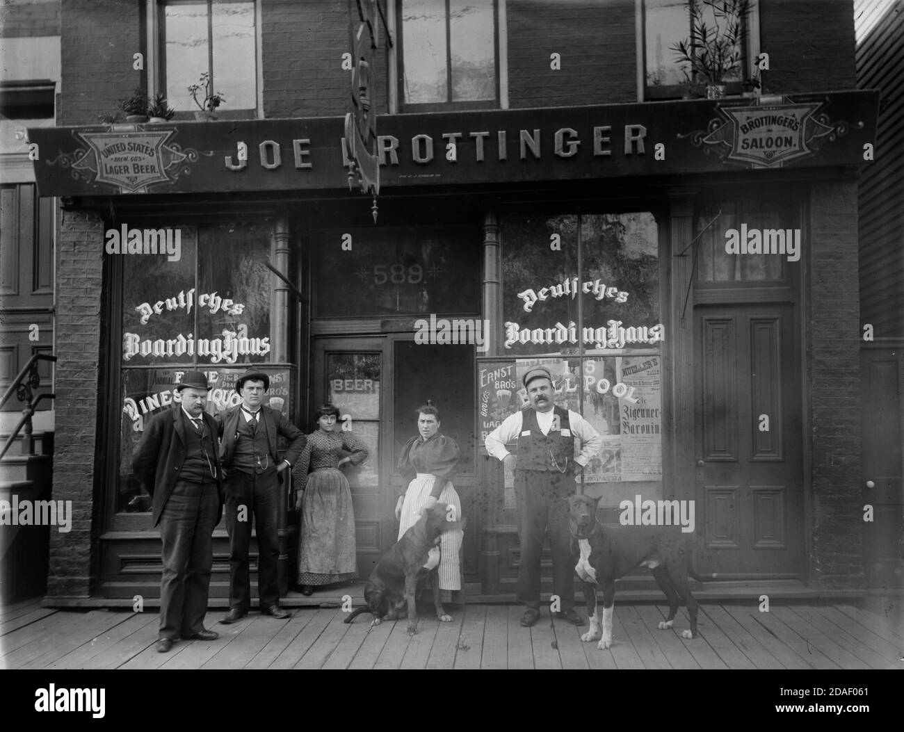 Nicht identifizierte Personen, die außerhalb des Joe Brottinger Saloons in der Larrabee Street 589, Chicago, Illinois, um 1895 stehen. Stockfoto