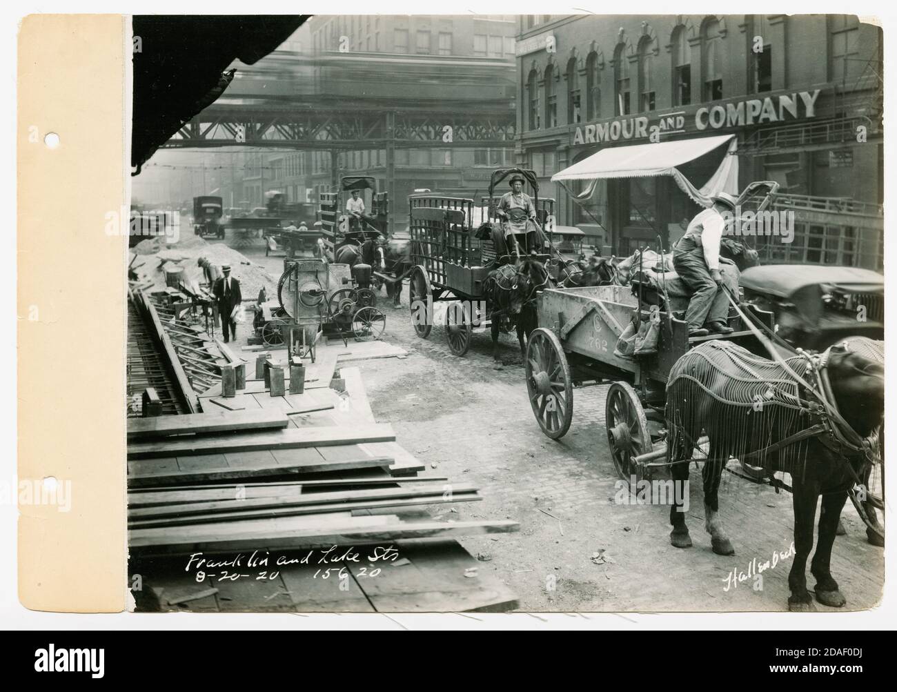 Automobile und Pferdewagen auf der North Franklin Street in der Nähe der Lake Street, Chicago, Illinois, 20. August 1920. Stockfoto