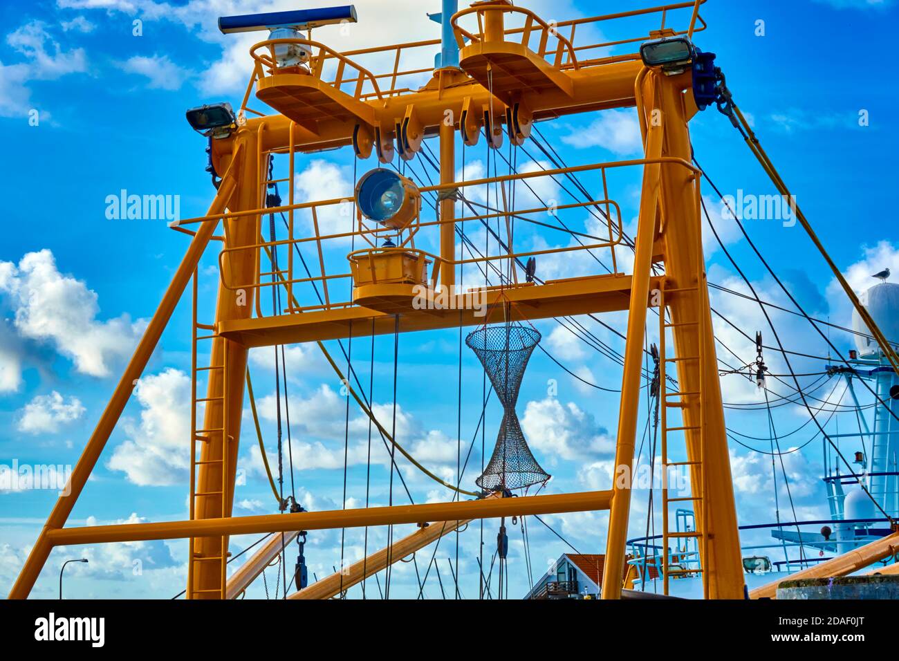 Stahlgelb lackierte Aufbauten und Masten eines Trawlers zum Fang von Fischen, Muscheln und Krebsen Stockfoto