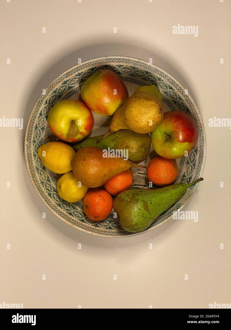 Draufsicht auf rohes Obst in einem alten Gericht Stockfoto