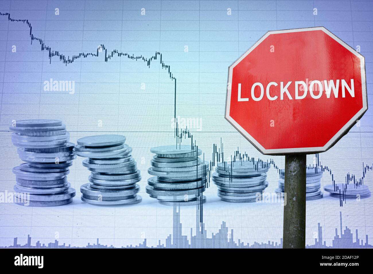 Lockdown-Zeichen auf Wirtschaft Hintergrund - Grafik und Münzen. Lockdown wegen Coronavirus. Globale Wirtschaftskrise, Rezession. Stockfoto