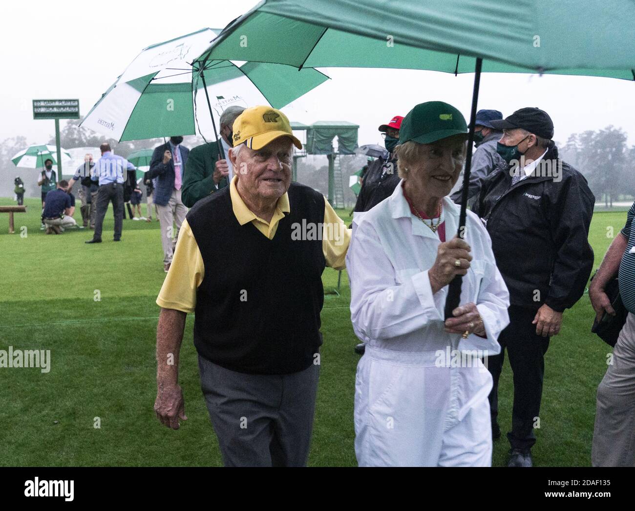Augusta, Usa. November 2020. Golflegende Jack Nicklaus geht mit seiner Frau Barbara nach dem Schlagen der zeremoniellen T-Shots, um das 2020 Masters-Golfturnier im Augusta National Golf Club in Augusta, Georgia am Donnerstag, 12. November 2020 zu starten. Das 2020 Masters Turnier wird ohne Besucher wegen der COVID-19 Pandemie gespielt. Foto von Kevin Dietsch/UPI Kredit: UPI/Alamy Live News Stockfoto