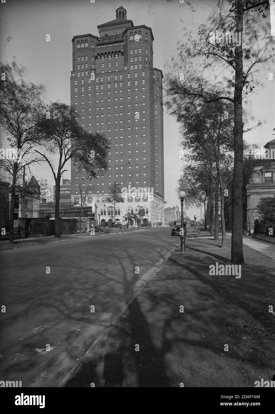 Anhöhe von der West Huron Street im Allerton Clubhouse, Architekt Murgatroyd und Ogden, Chicago, Illinois, ca. 1923-1936. Stockfoto