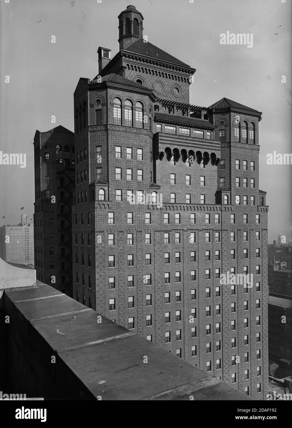 Detail der oberen Stockwerke des Central Life Building, im Allerton Clubhouse, Architekt Murgatroyd und Ogden, Chicago, Illinois, um 1923-1936. Stockfoto