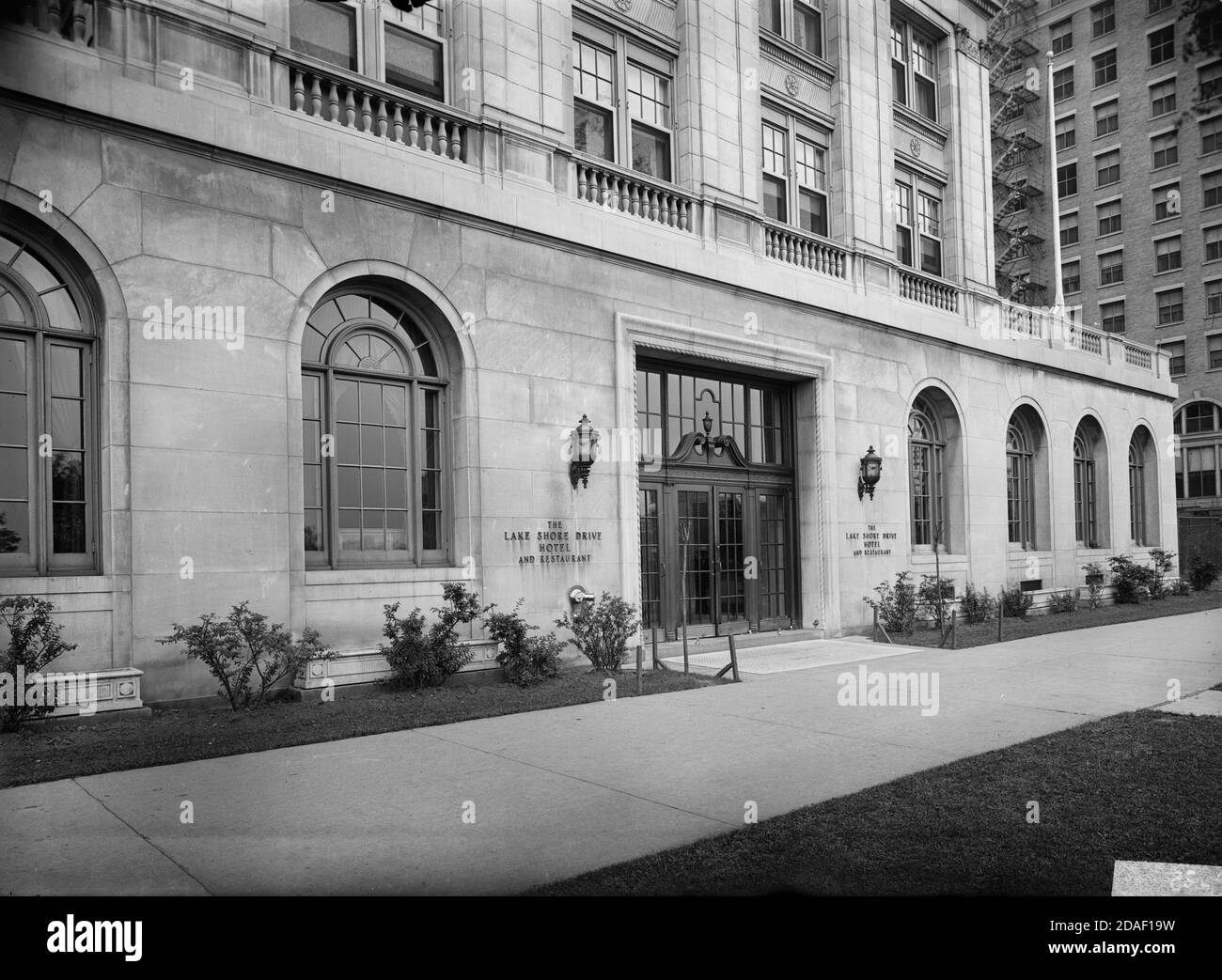 Detail des Eingangs und der Fenster im Lake Shore Drive Hotel, Architekt Fugard und knapp, Chicago, Illinois, um 1923-1936. Stockfoto