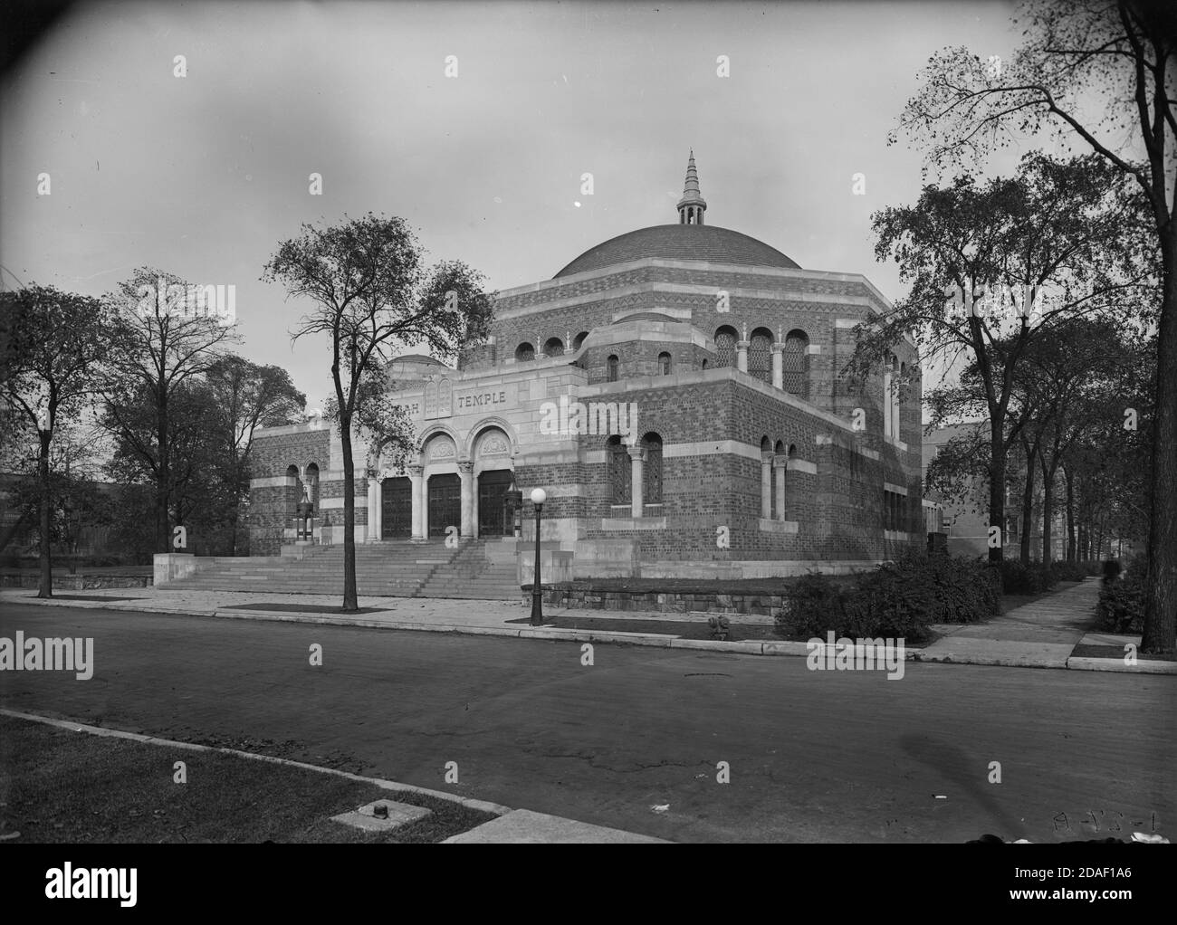 Höhe von südwestlich des Jesaja-Tempels, Hyde Park Boulevard und Woodlawn Avenue, in Chicago, Illinois, ca. 1923-1936. Stockfoto