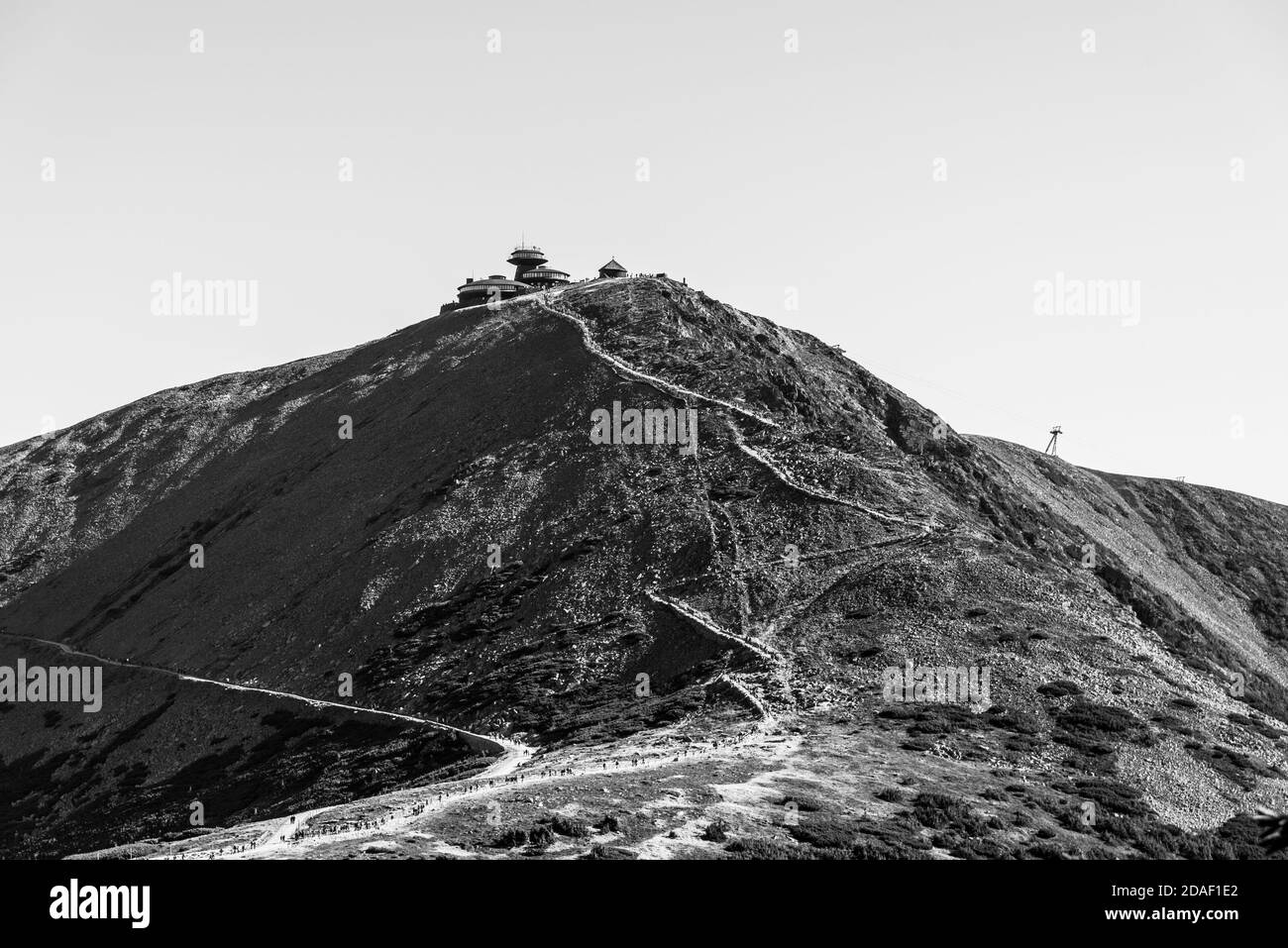 Snezka - der höchste Berg der Tschechischen Republik. Nationalpark Riesengebirge. Schwarzweiß-Bild. Stockfoto