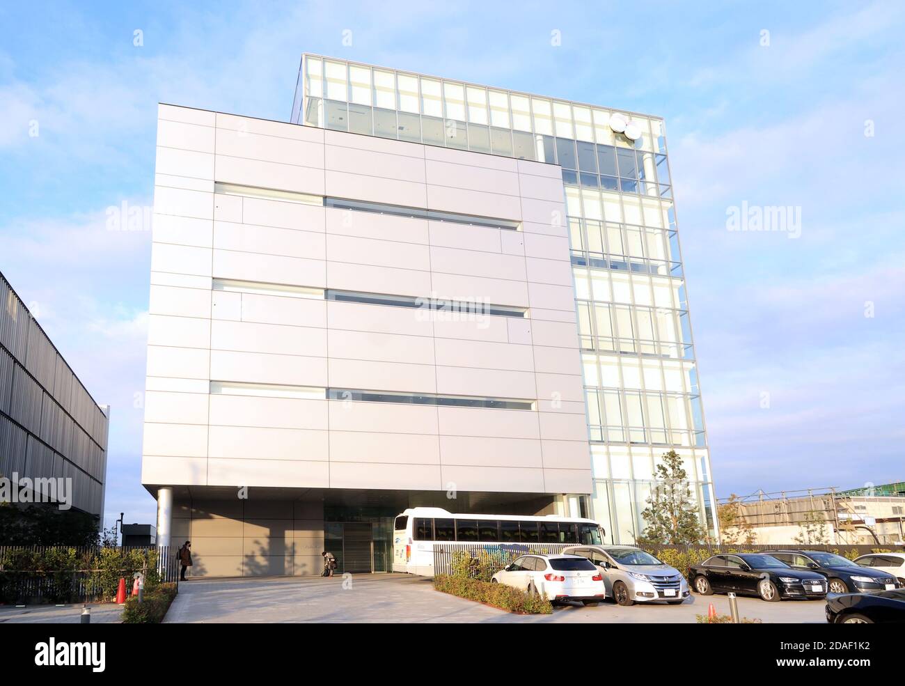 Kawasaki, Japan. November 2020. Dieses Bild zeigt den Hauptsitz des japanischen Drogendesignunternehmens PeptiDream in Kawasaki, einem Vorort von Tokio am Donnerstag, den 12. November 2020. PeptiDream gibt bekannt, dass das Unternehmen ein Joint Venture PeptiAID mit vier Unternehmen zur Entwicklung des neuen Medikaments für die Behandlung von COVID-19 zu bilden. PeptiDream entwickelte PDPS-Technologie, um Peptidkandidaten zu finden, die das Spike-Protein des Coronavirus anvisieren, um menschliche Zellen zu betreten. PeptiAID wird die COVID-19-Kandidaten von PeptiDream für klinische Tests erhalten. Quelle: Yoshio Tsunoda/AFLO/Alamy Live News Stockfoto Kawasaki, Japan. November 2020. Dieses Bild zeigt den Hauptsitz des japanischen Drogendesignunternehmens PeptiDream in Kawasaki, einem Vorort von Tokio am Donnerstag, den 12. November 2020. PeptiDream gibt bekannt, dass das Unternehmen ein Joint Venture PeptiAID mit vier Unternehmen zur Entwicklung des neuen Medikaments für die Behandlung von COVID-19 zu bilden. PeptiDream entwickelte PDPS-Technologie, um Peptidkandidaten zu finden, die das Spike-Protein des Coronavirus anvisieren, um menschliche Zellen zu betreten. PeptiAID wird die COVID-19-Kandidaten von PeptiDream für klinische Tests erhalten. Quelle: Yoshio Tsunoda/AFLO/Alamy Live News Stockfoto