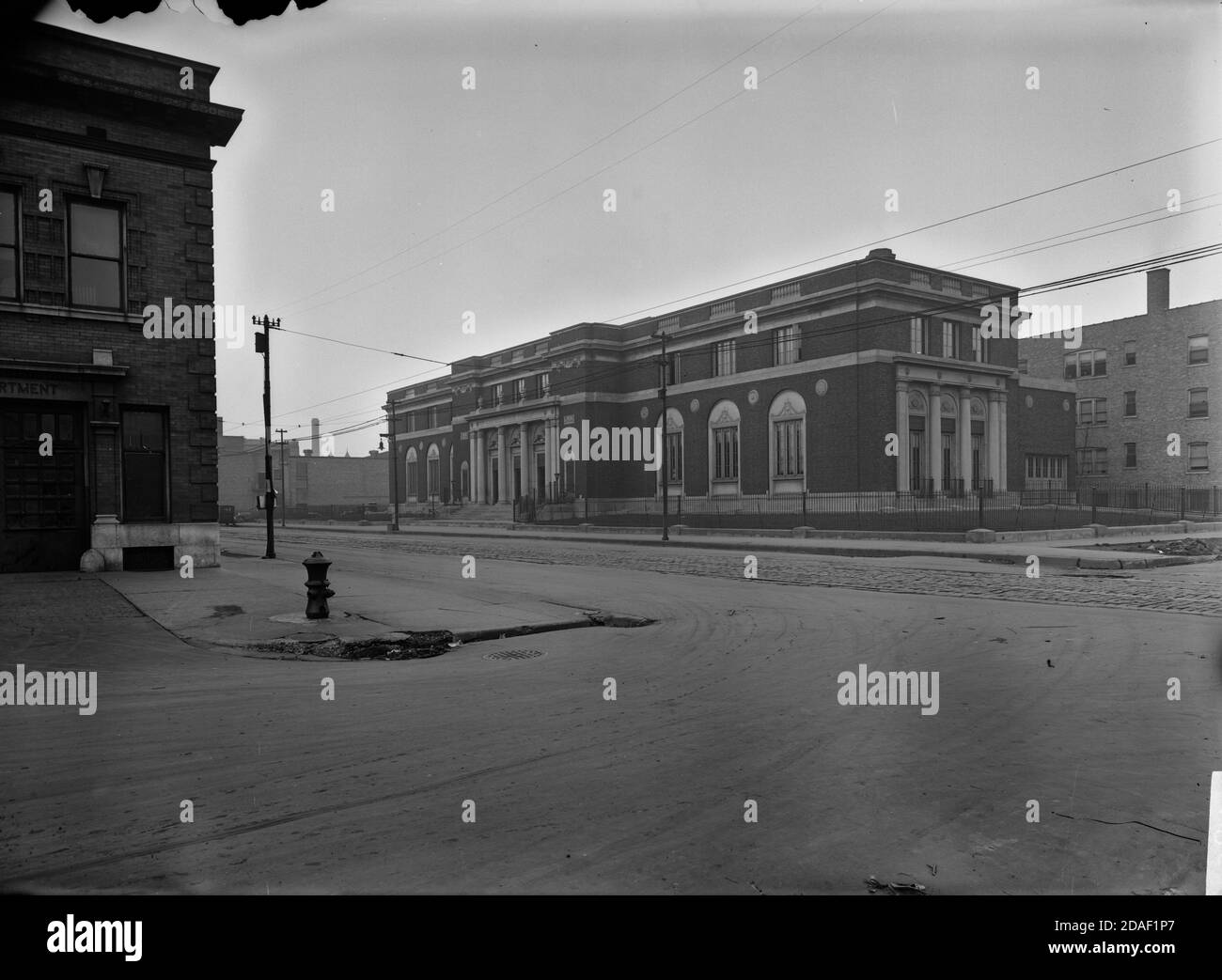 Gesamtes Gebäude der Chicago Public Library Niederlassung aus Südwesten, Architekt Alfred Alschuler, um 1923-1936. Stockfoto