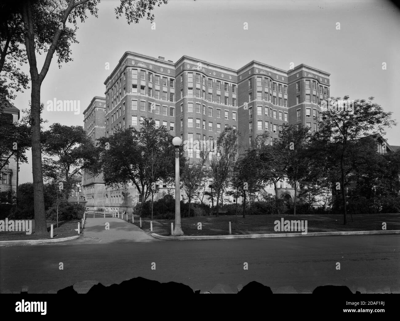 Anhöhe des Marlborough Hotels aus Südosten, Architekt Robert S. DeGolyer, 2600 North Lakeview Avenue, in Chicago, Illinois, ca. 1923-1936. Stockfoto