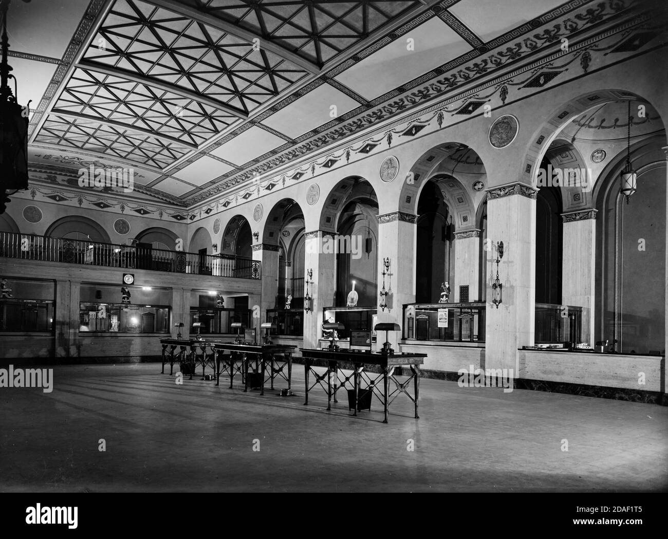 Gesamte Inneneinrichtung der Madison Square State Bank, Blick nach hinten, Architekt Holabird und Roche, um 1923-1936. Stockfoto