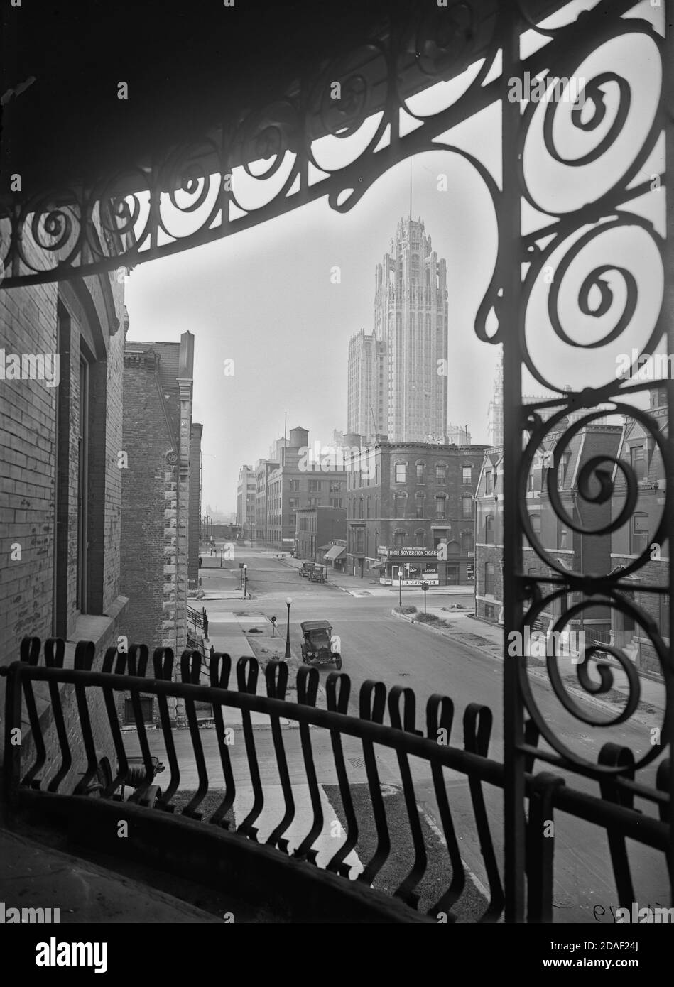 Blick von Nordosten durch dekorative Eisenarbeiten am Tribune Tower, Architekt Howells und Hood, Chicago, Illinois, um 1925-1936. Stockfoto