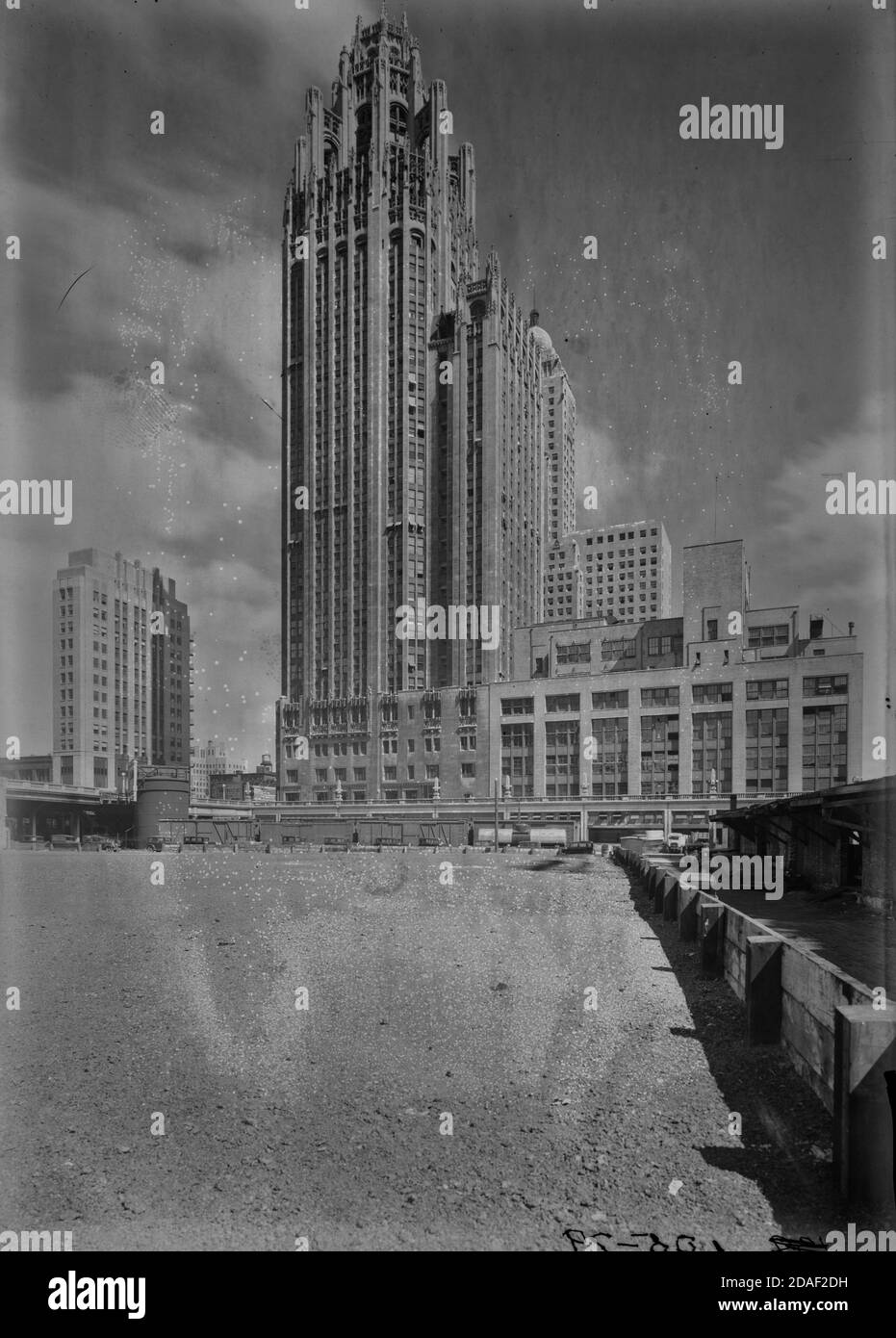 Gesamte Höhe des Tribune Tower von Osten, Architekt Howells und Hood, an 435 North Michigan Avenue, in Chicago, Illinois, ca. 1925-1936. Stockfoto