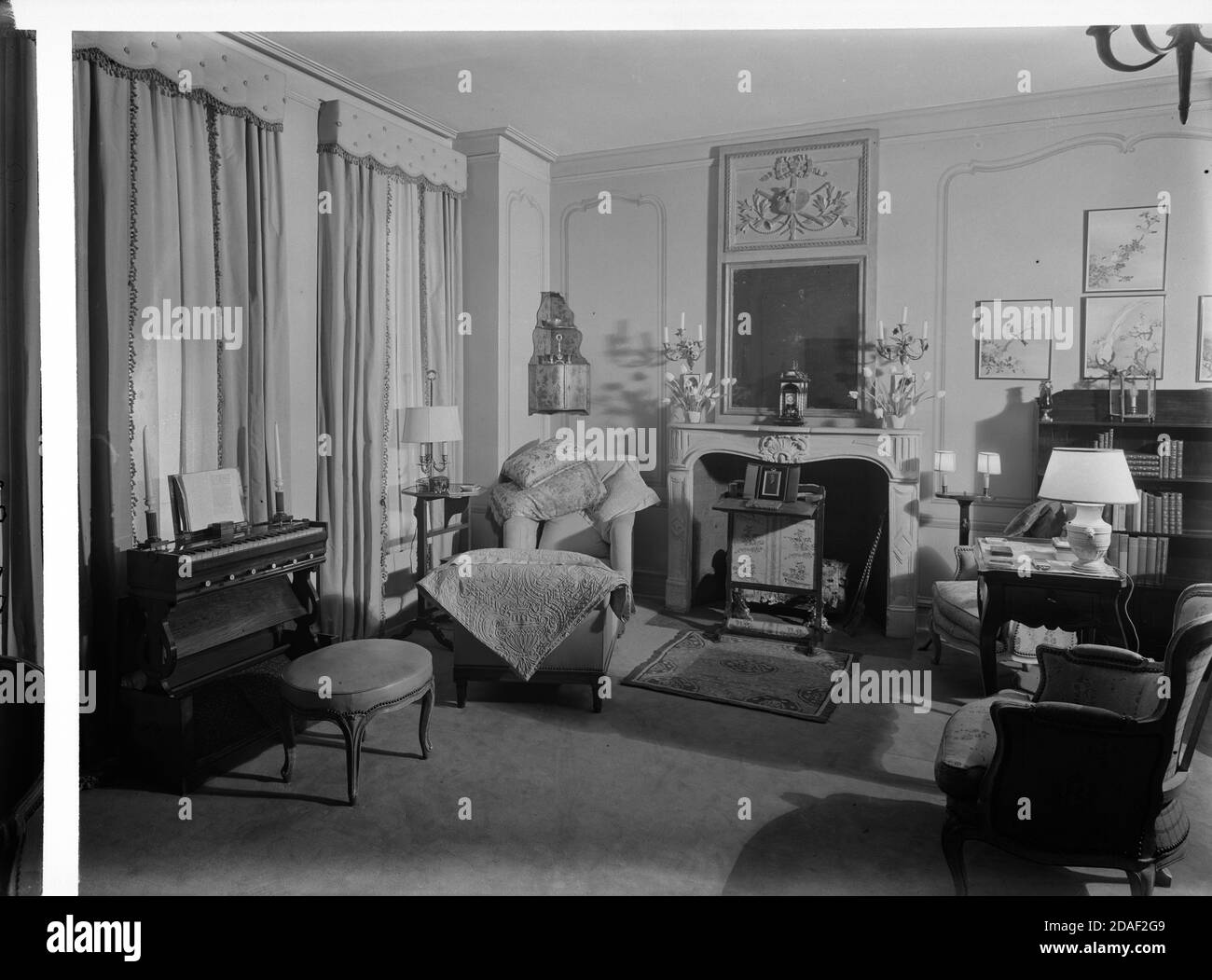Erste Kammer mit Mantel bei Blanche Rosenbaum Mandels Wohnung bei 20 Cedar Street in Park Ridge, Illinois. Stockfoto