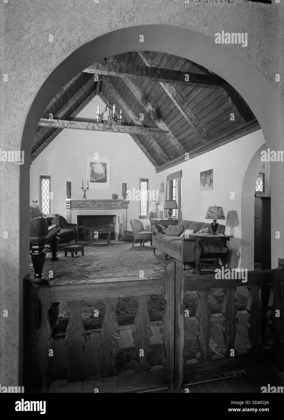 Innenansicht mit Balkendecke am Gebäude verbunden mit Gathercoal, ca. 1923-1936. Stockfoto
