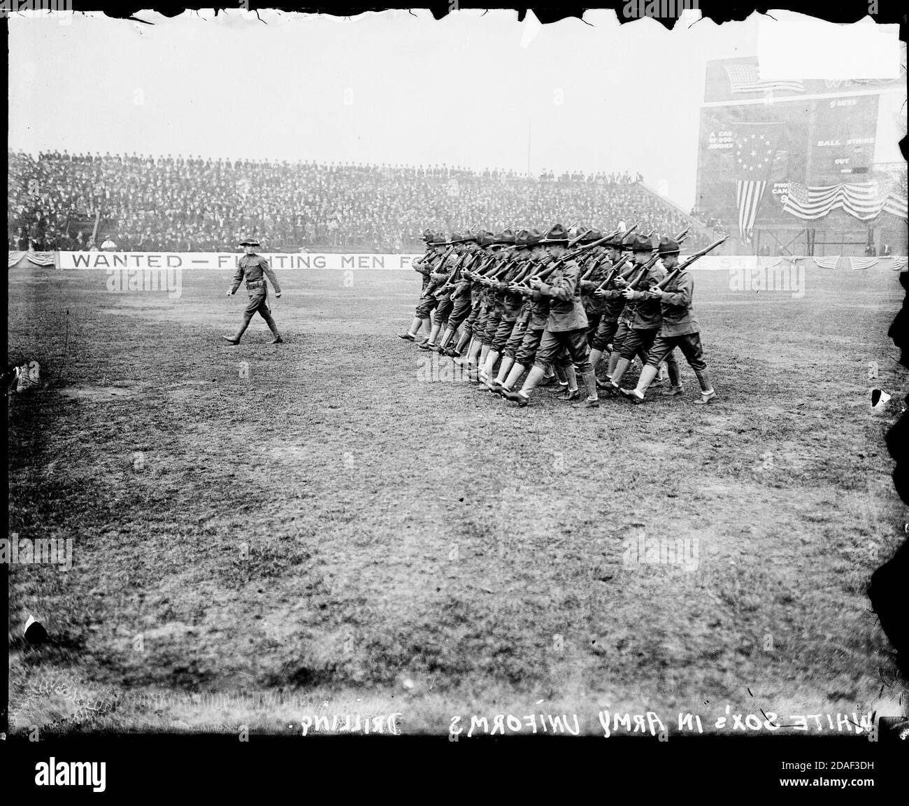 Die Baseballspieler der American League Chicago White Sox bohren in Armeeuniformen auf dem Spielfeld im Comiskey Park, Chicago, Illinois, 19. April 1917. Stockfoto