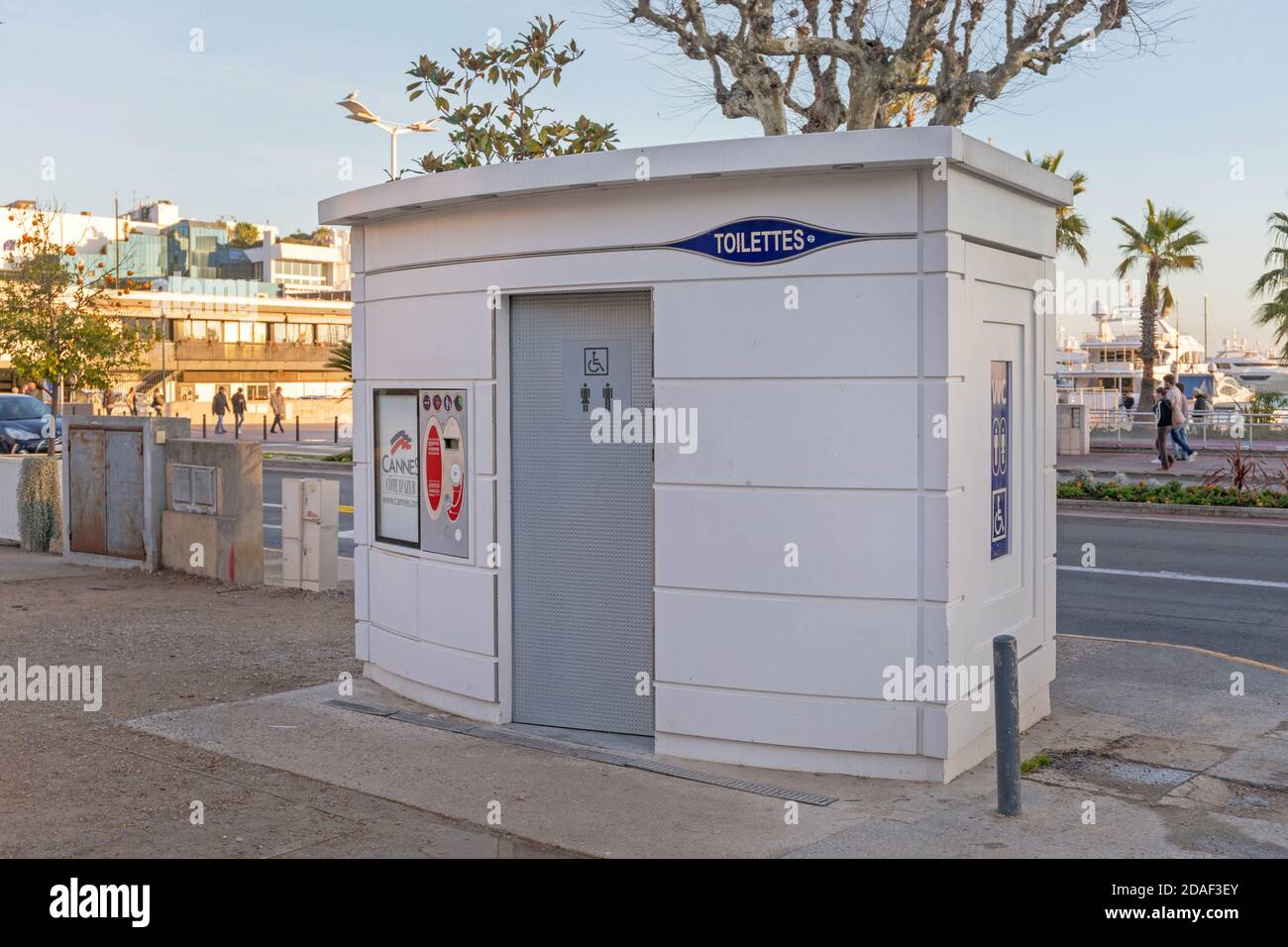 Cannes, Frankreich - 28. Januar 2018: Öffentliche Toilettenkabine in Cannes, Frankreich. Stockfoto